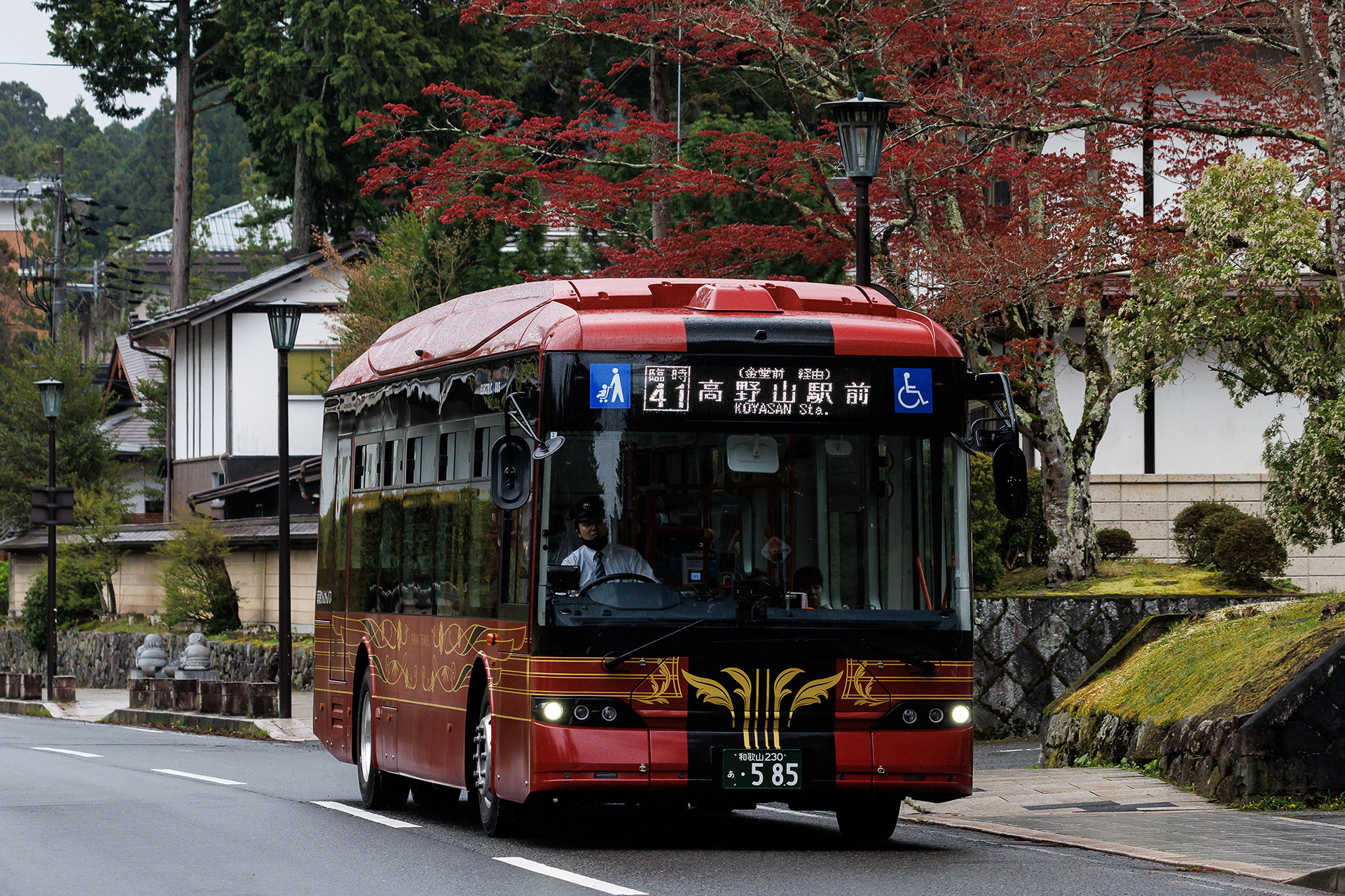街中を走る。GRAN 天空と同様のカラーリングは周囲の風景とマッチ