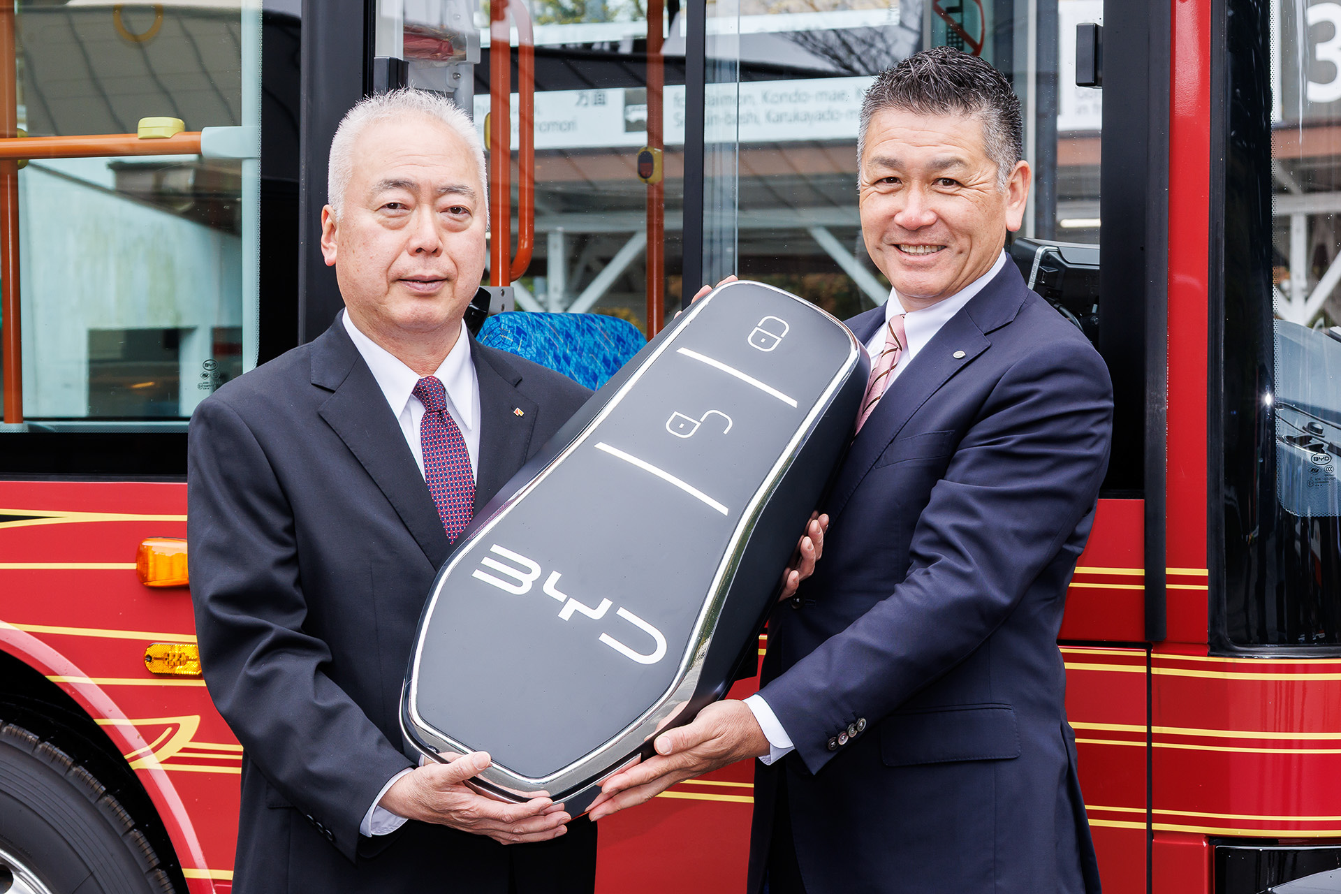 BYD Auto Japan株式会社 執行役員 副社長 石井澄人氏からキーが送られた