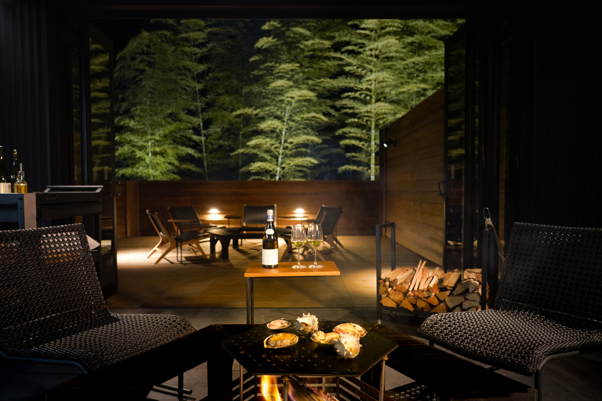 焚き火を囲んでBBQディナーや湯上がりのチルタイムが楽しめる