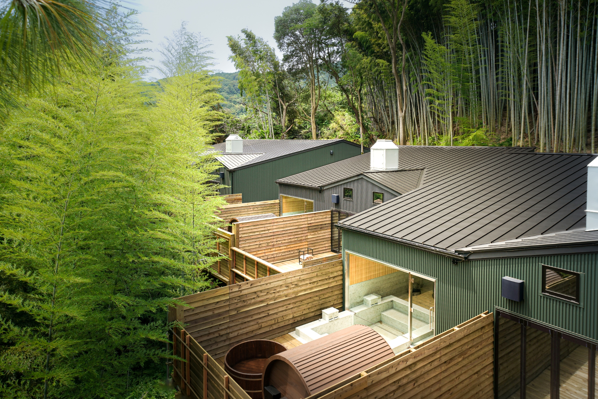 自然に囲まれた全5棟のヴィラ。全棟に温泉露天風呂やバレルサウナ、BBQスペースなどを備える