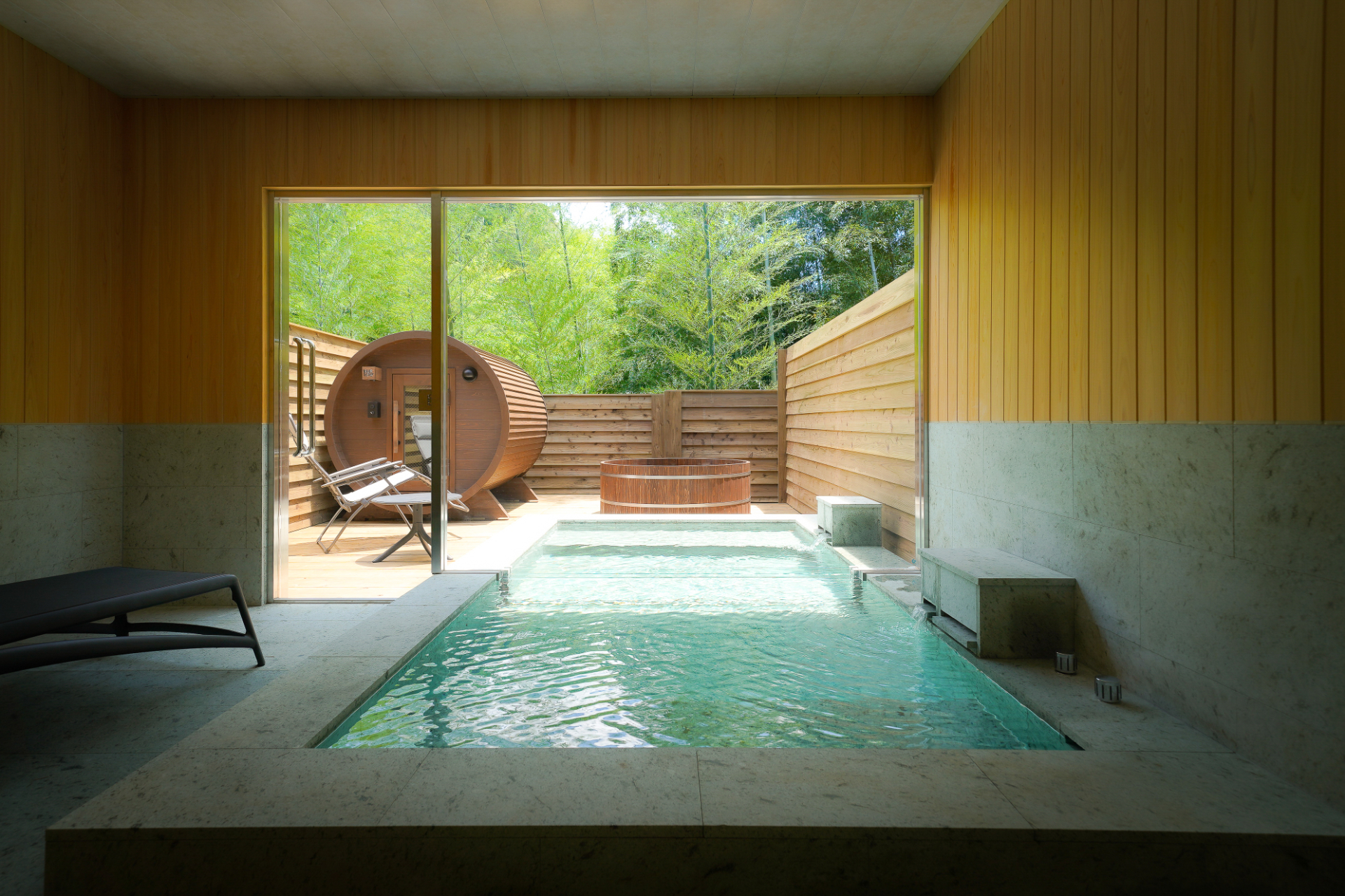 源泉100％かけ流しの内風呂・露天風呂を全棟に完備