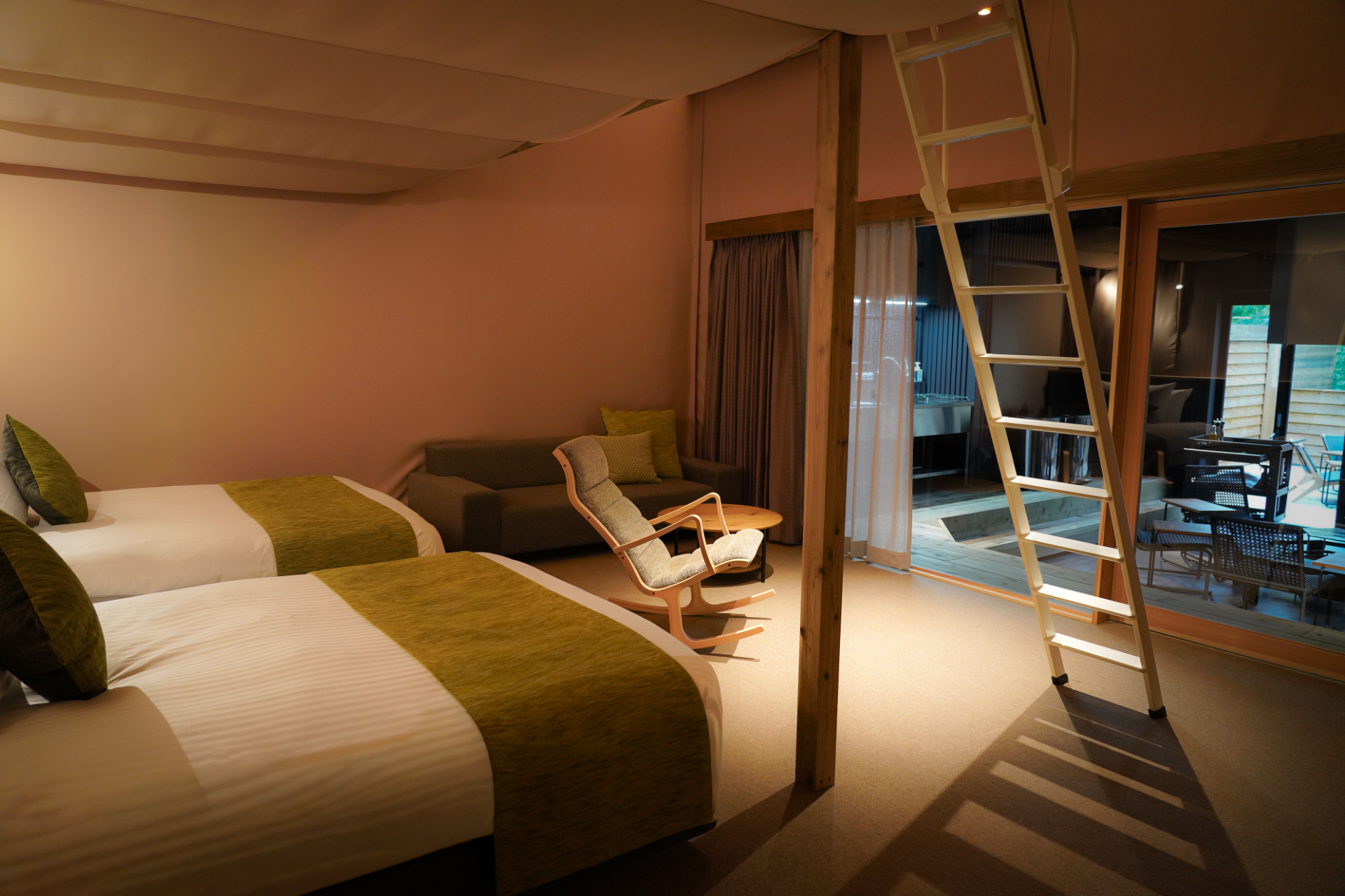 寝室とロフト。ベッドは2台で、定員は2～5名