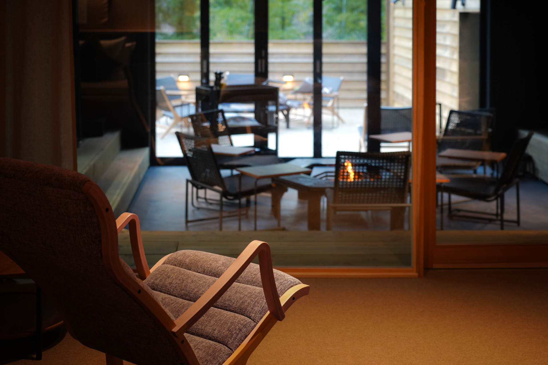 縁側にチェアを配したリビング