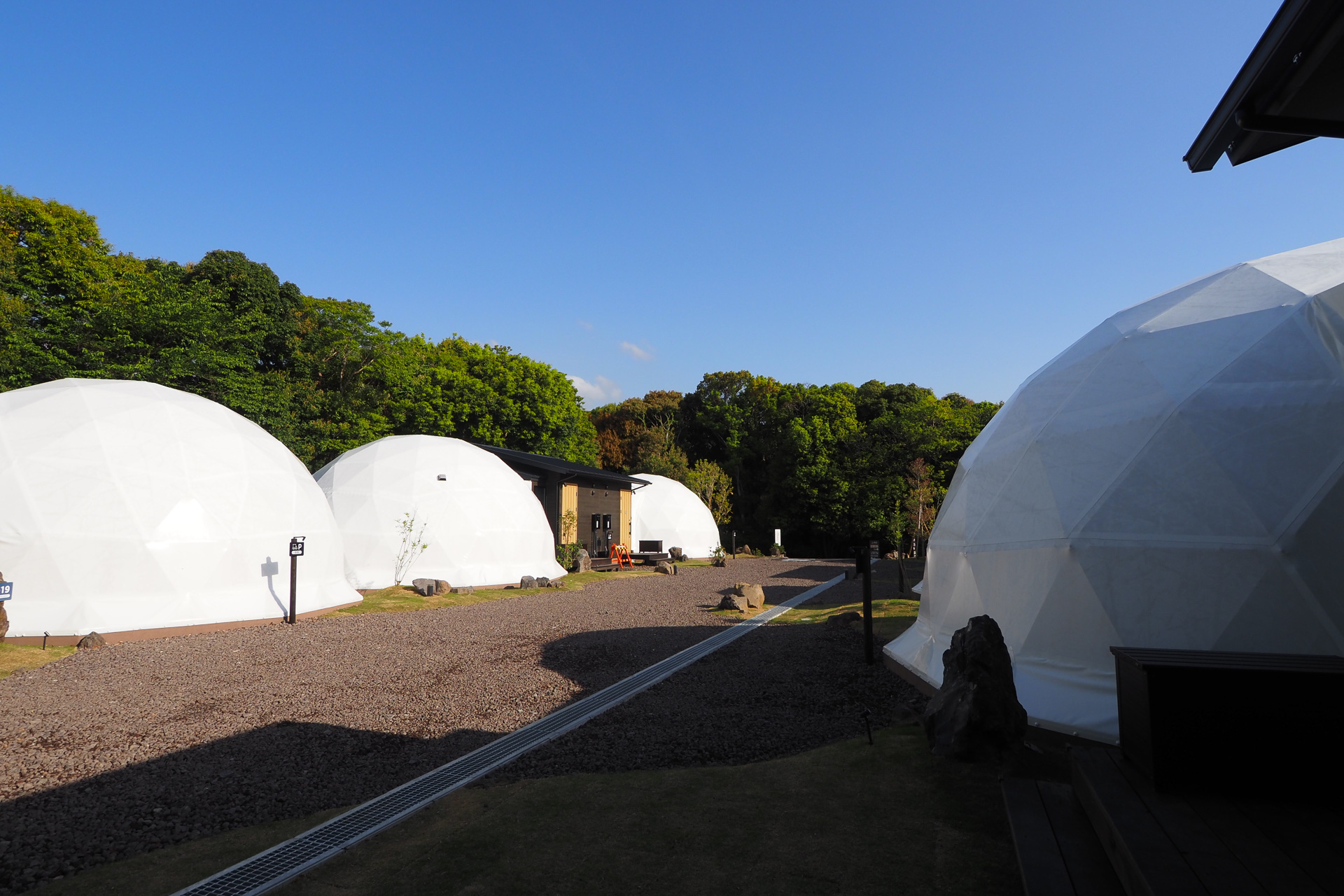 スカイビューエリアは開けた空間。天気のよい日は椅子に座って星空観察が楽しめる