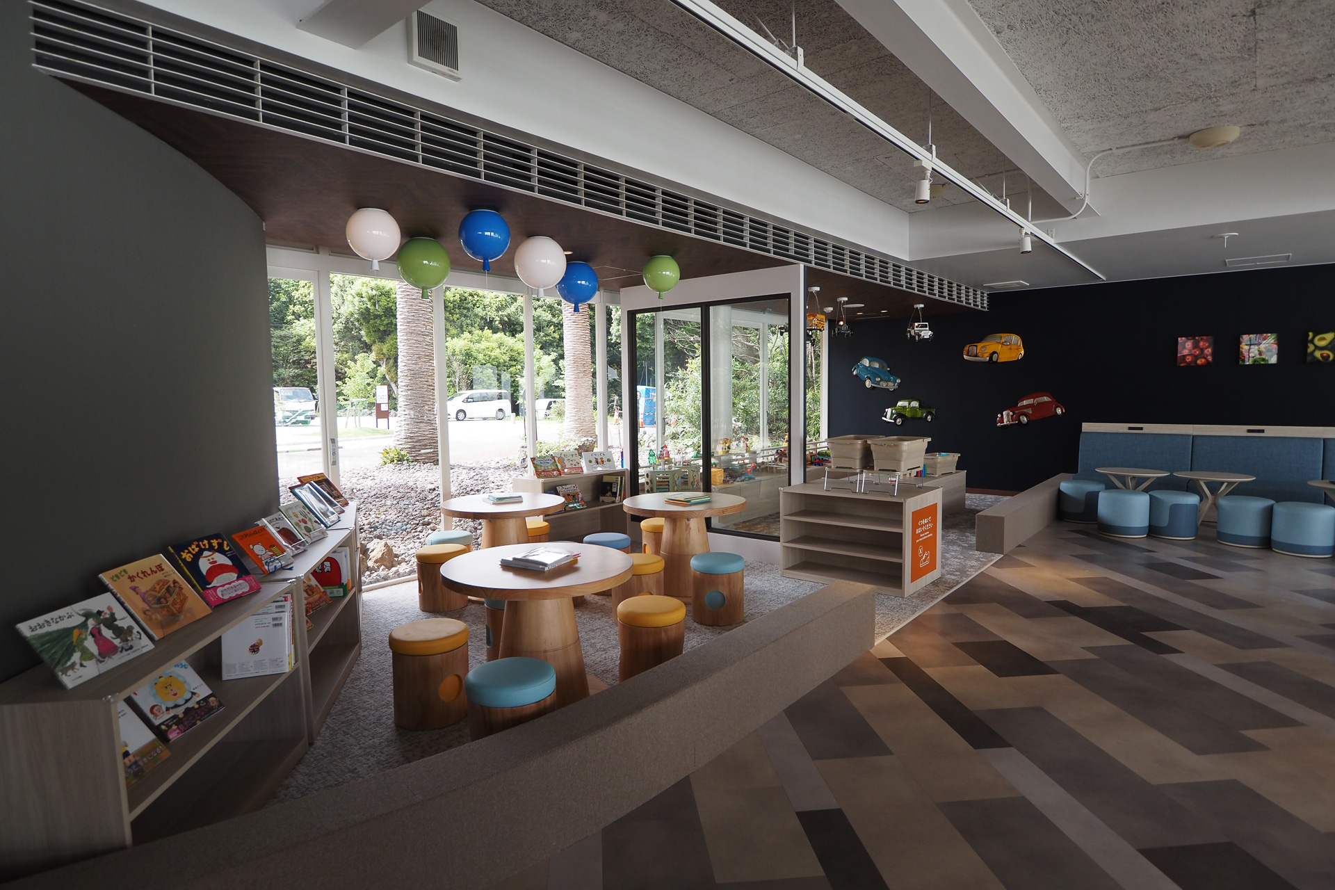 年齢制限なしのキッズスペースにはミニカーやおままごとセットなどのおもちゃを用意