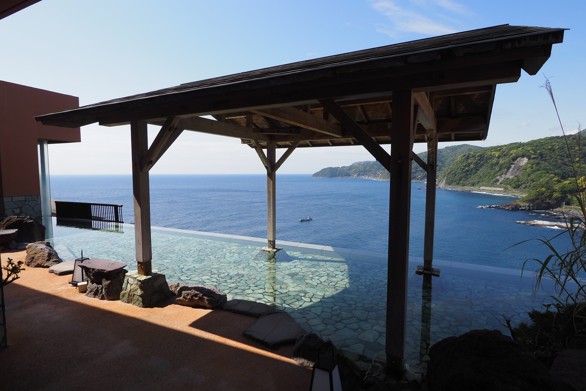 インフィニティプールのような開放感たっぷりの露天風呂からは、視界いっぱいに太平洋が広がる