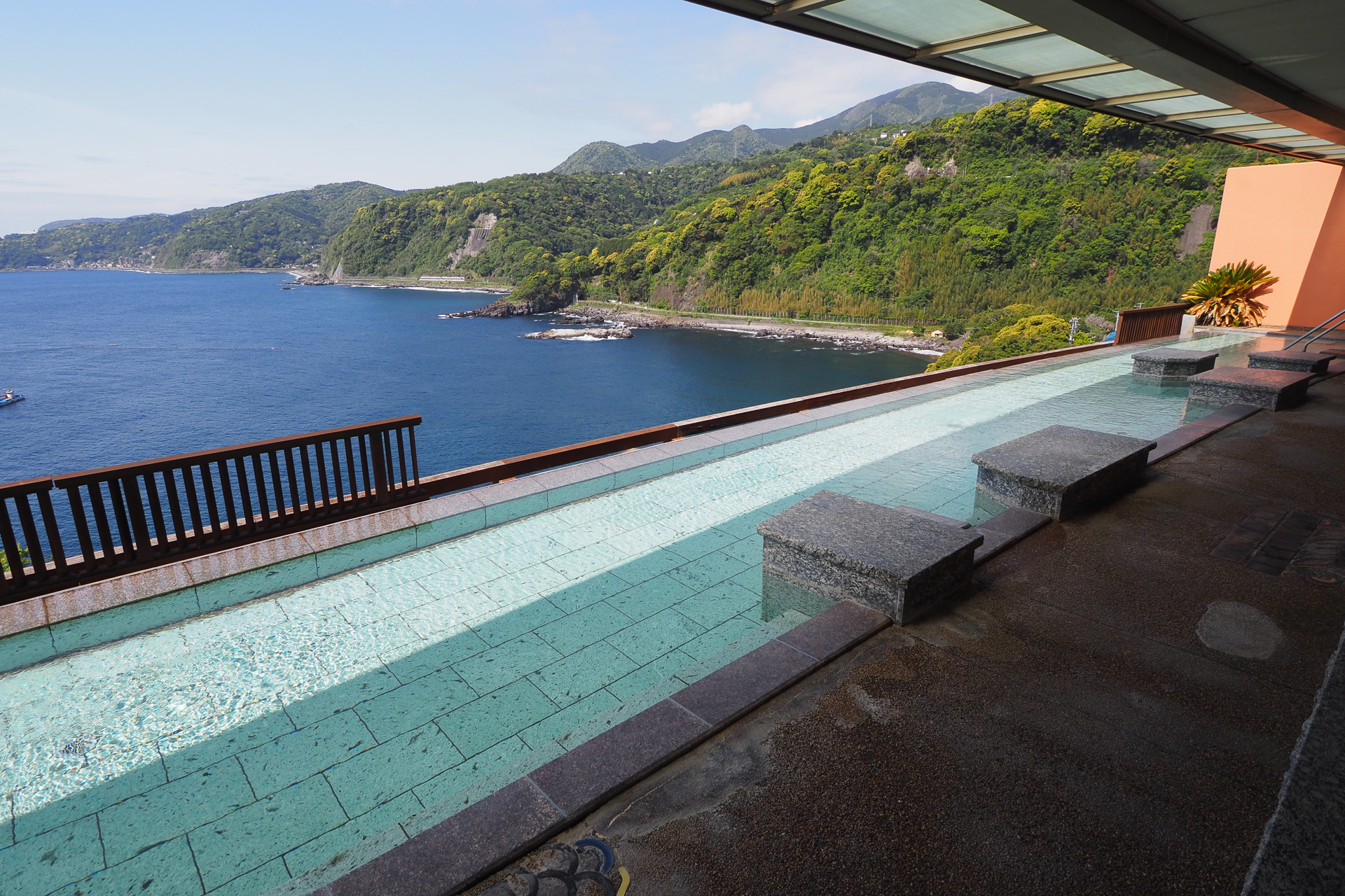 インフィニティプールのような開放感たっぷりの露天風呂からは、視界いっぱいに太平洋が広がる