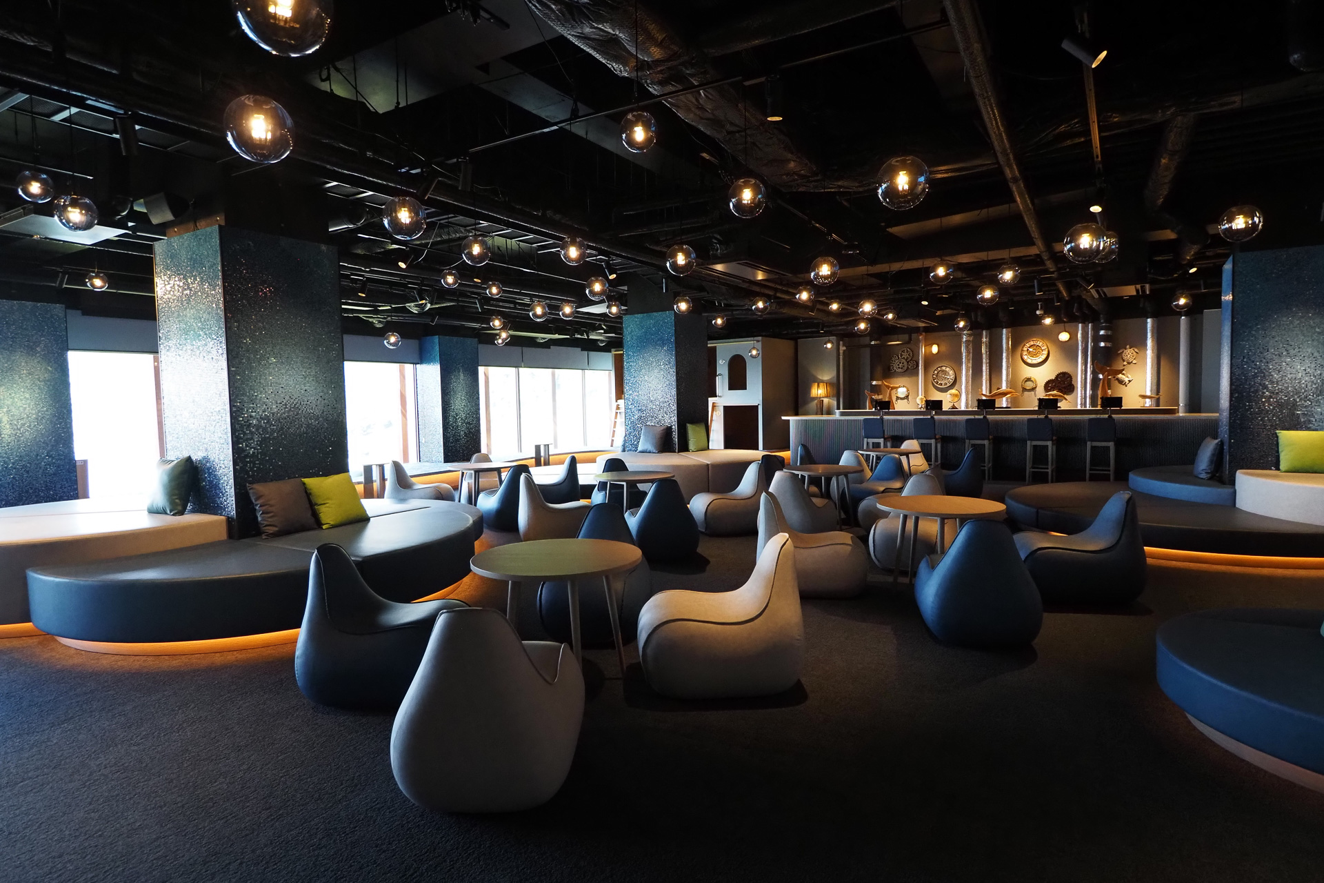 海のなかにいるかのようなおシャレな空間。秘密の隠れ家のような「おこもりボックス」も