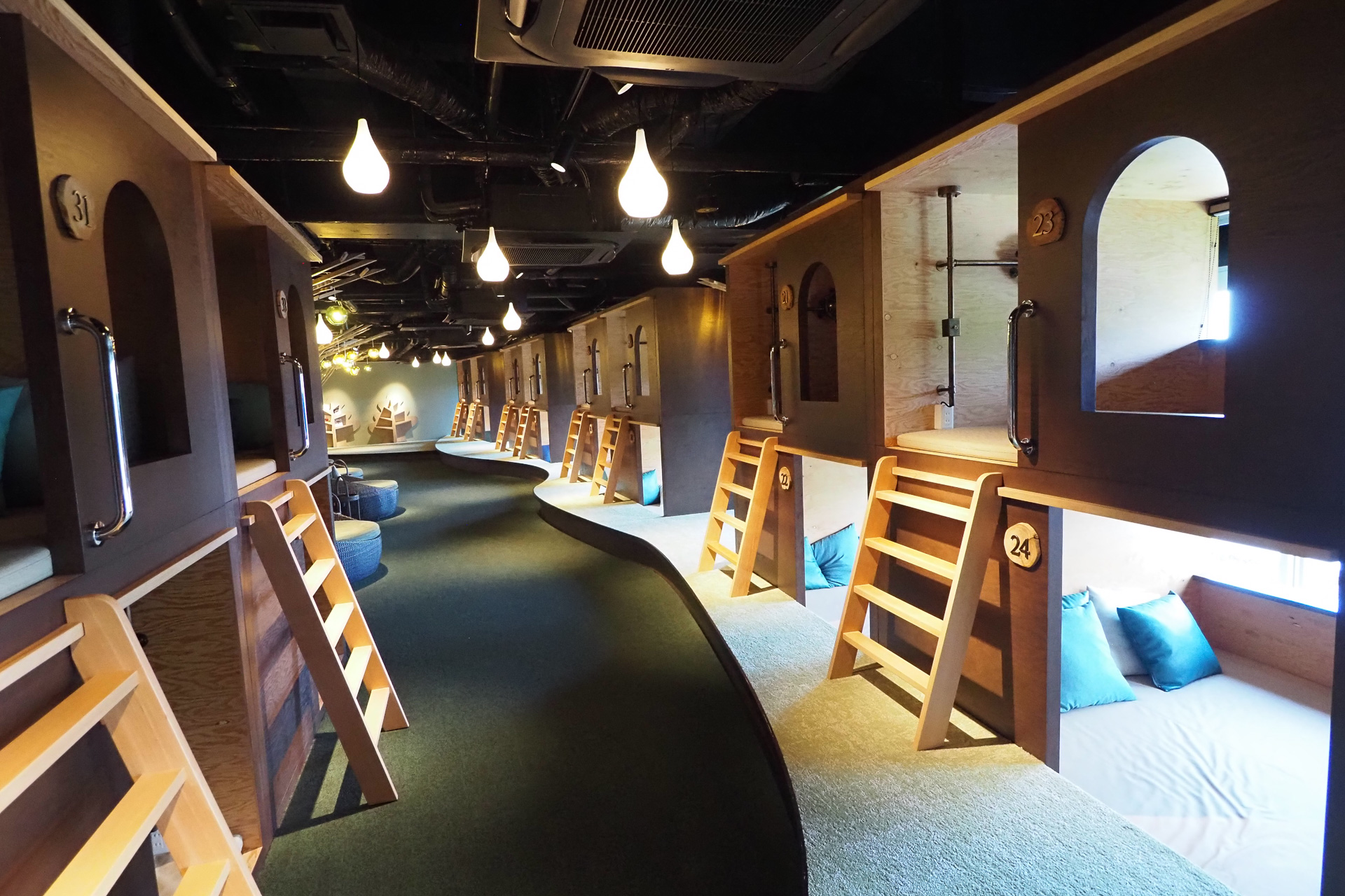 海のなかにいるかのようなおシャレな空間。秘密の隠れ家のような「おこもりボックス」も