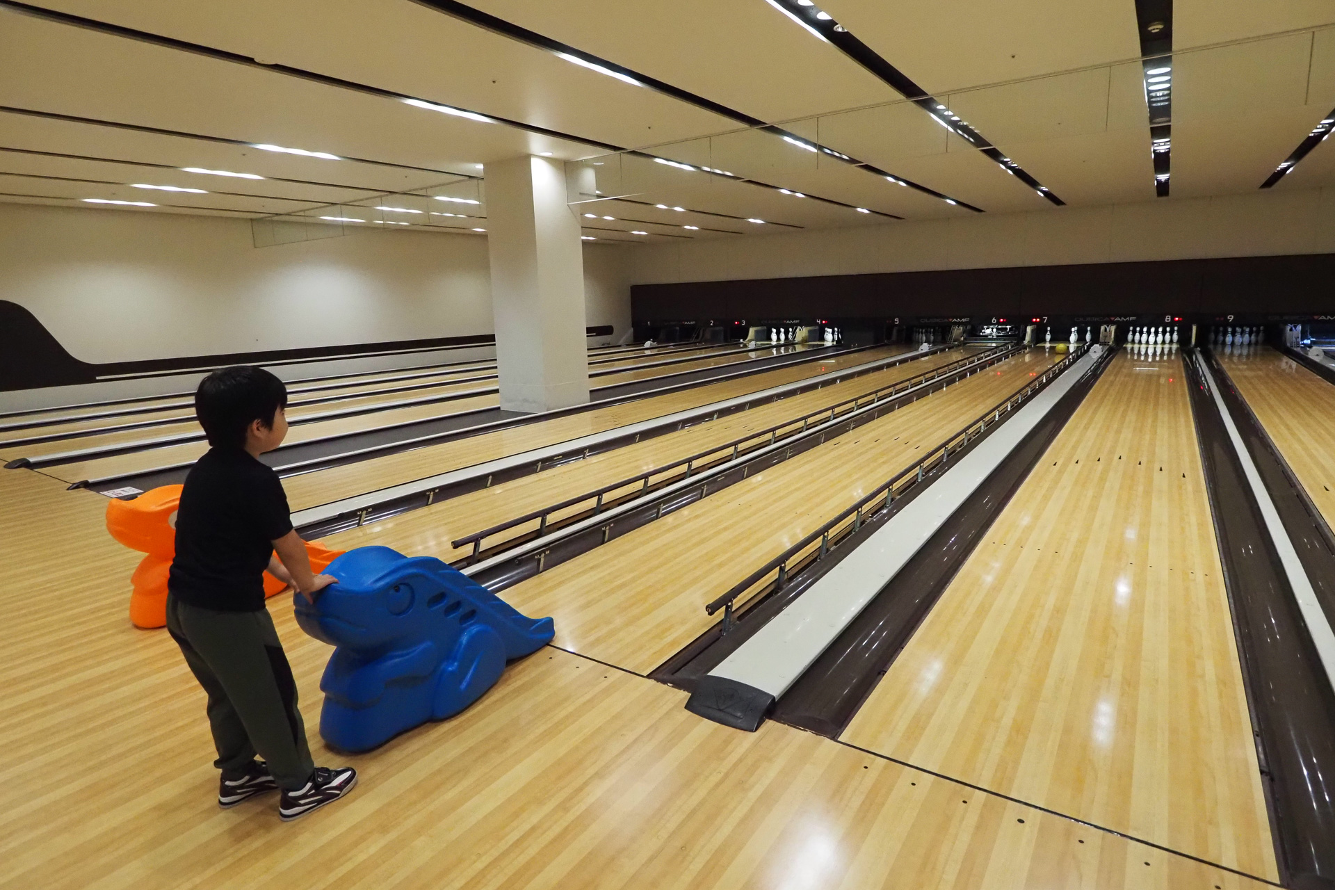 投球補助台を使えば小さな子供でもボーリングが楽しめる