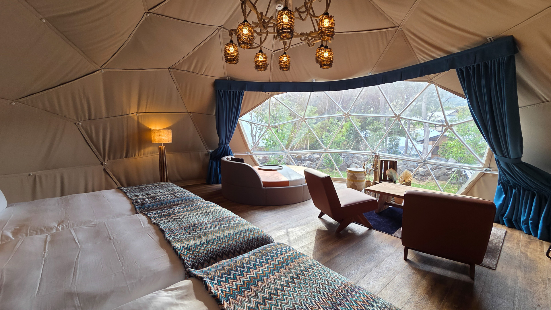 ワイルドウッドエリアの内装はアースカラー、カラフルなラウンドベッドも