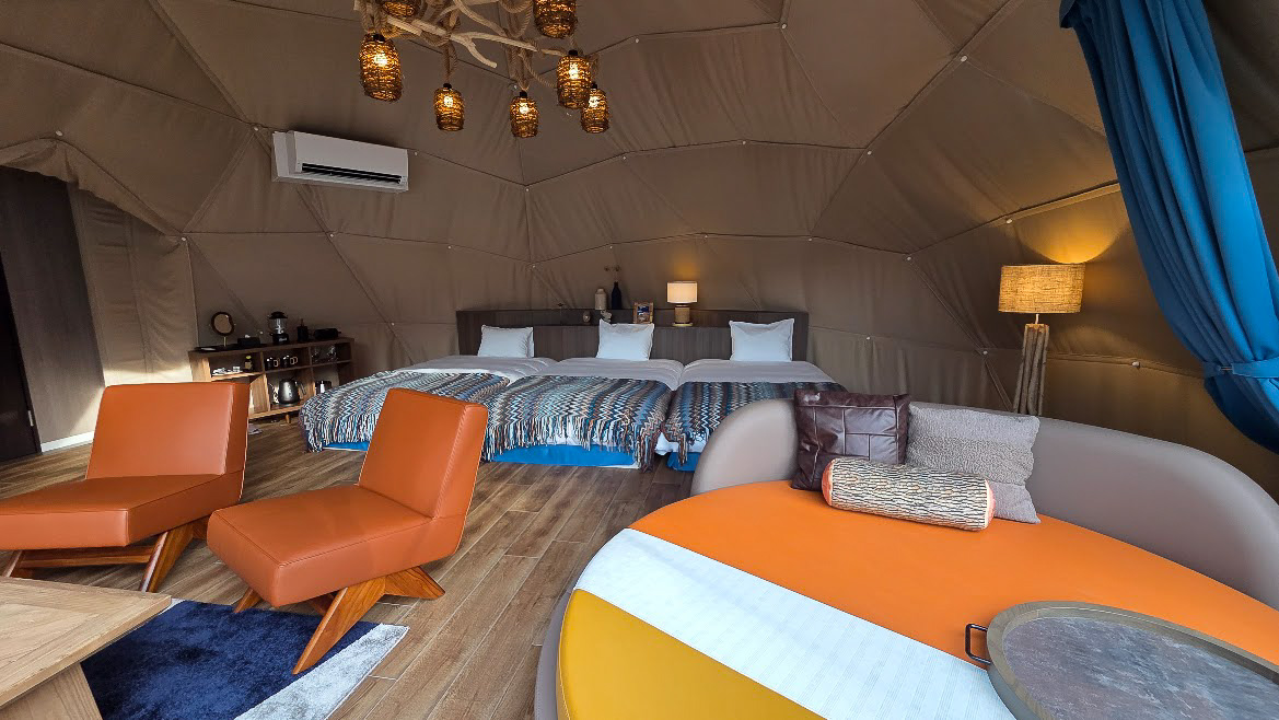 ワイルドウッドエリアの内装はアースカラー、カラフルなラウンドベッドも