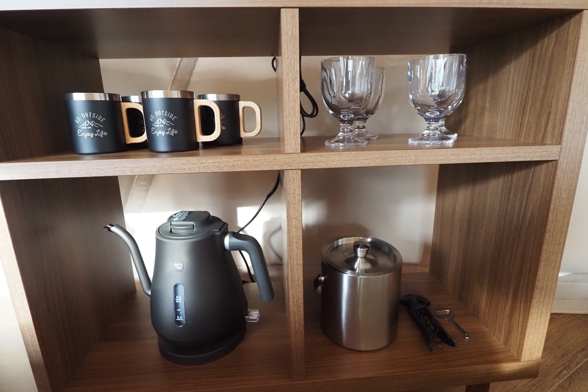 下にはポットやキャプテンスタッグのステンレスマグカップなどが置かれている。ドリップコーヒーも用意