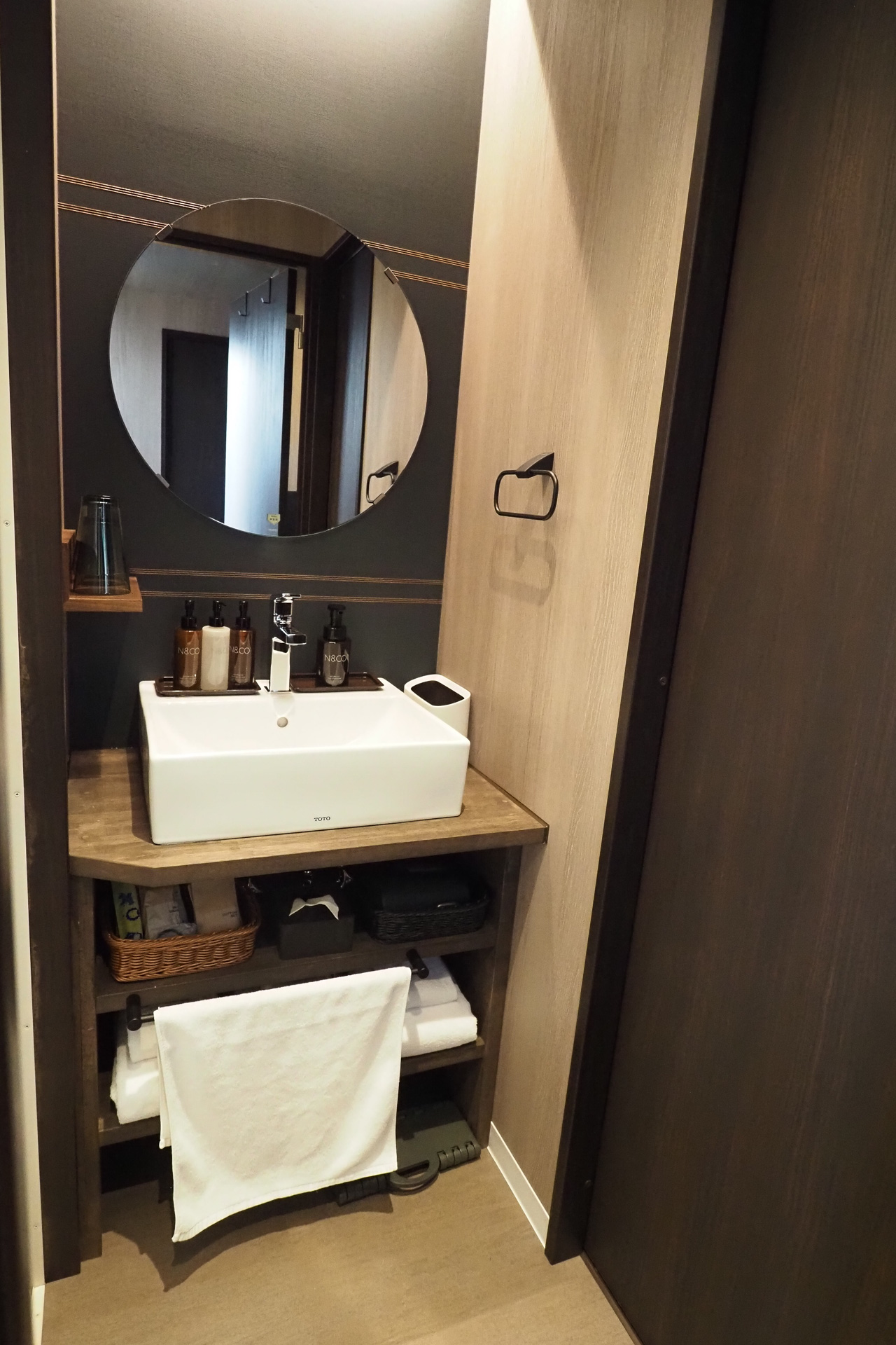 洗面所にはハンドタオルとバスタオルを用意。化粧水、乳液、メイク落とし、ハンドソープに、子供用歯ブラシをはじめとしたアメニティなど、かゆいところに手が届くラインアップ