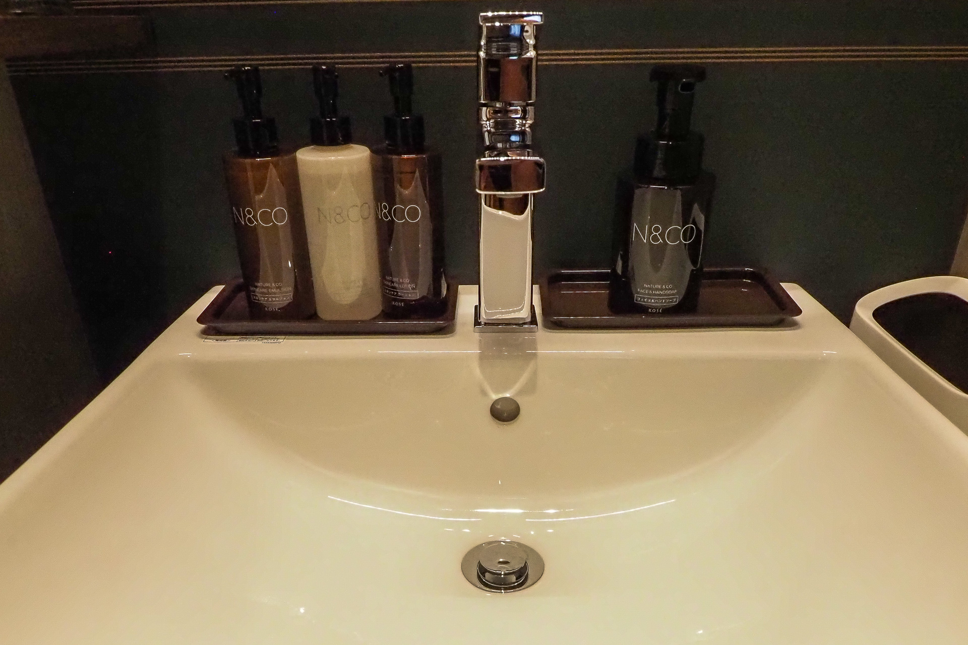 洗面所にはハンドタオルとバスタオルを用意。化粧水、乳液、メイク落とし、ハンドソープに、子供用歯ブラシをはじめとしたアメニティなど、かゆいところに手が届くラインアップ