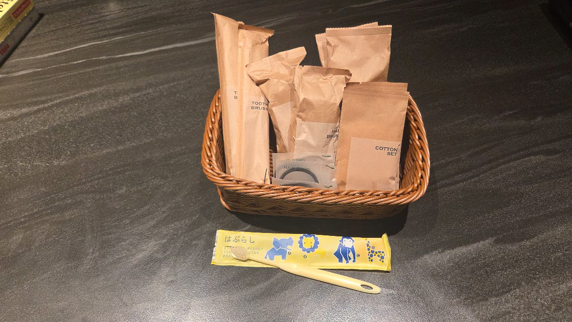 洗面所にはハンドタオルとバスタオルを用意。化粧水、乳液、メイク落とし、ハンドソープに、子供用歯ブラシをはじめとしたアメニティなど、かゆいところに手が届くラインアップ