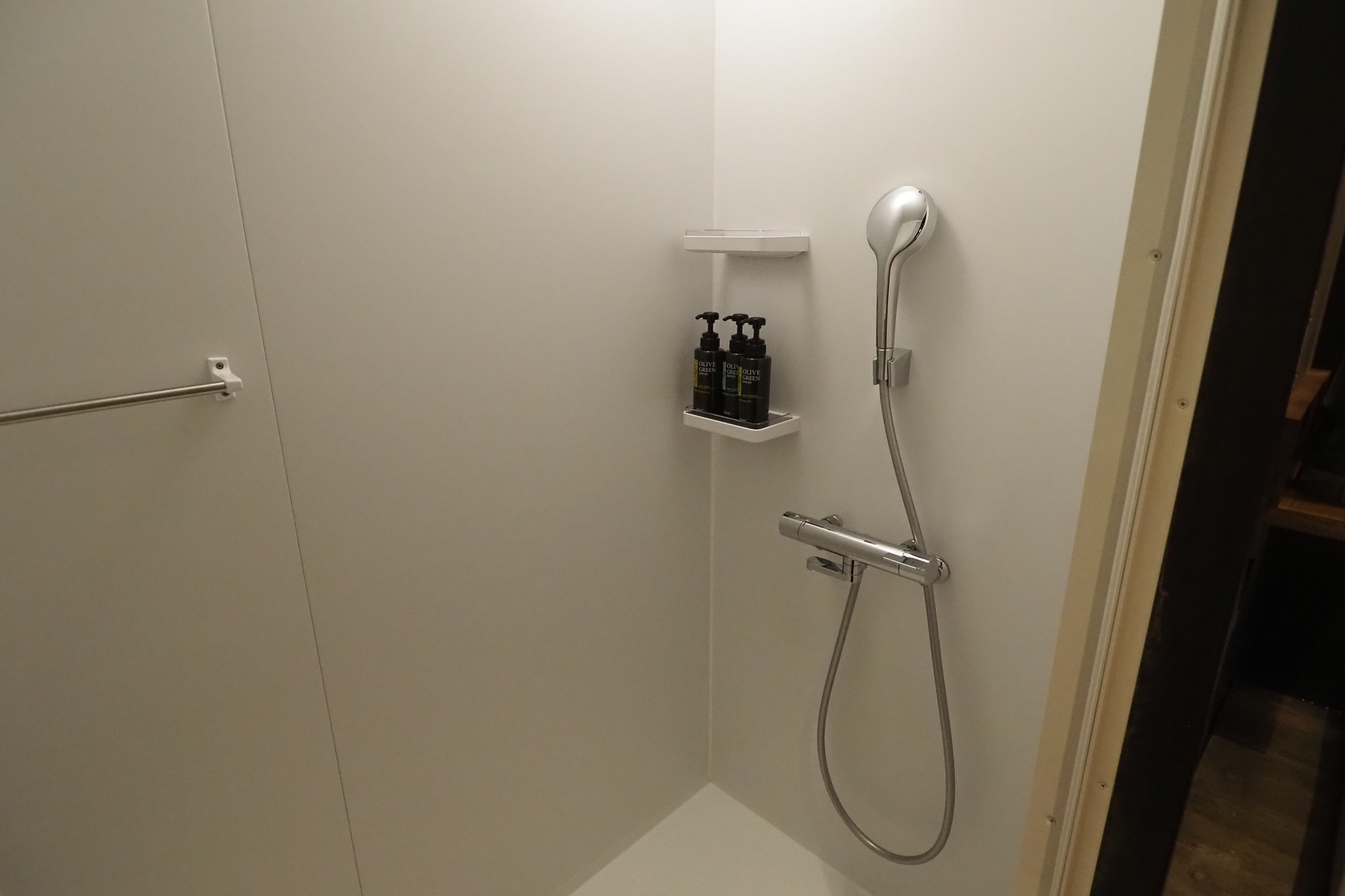 各サイトにはシャワーとトイレがついている。ダイニングスペース・ドームテント直結なので便利