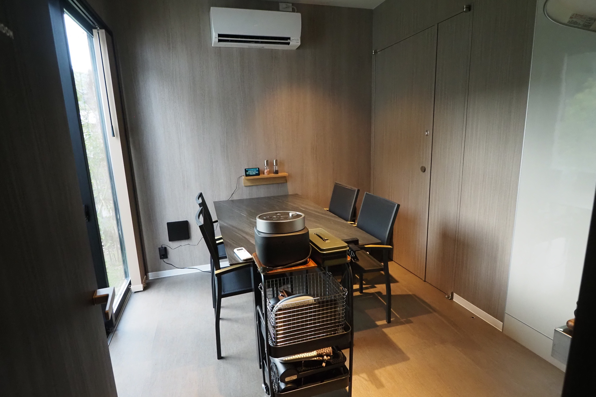 広々としたダイニングスペースには炊飯器やコンロ、BBQグリルが揃う