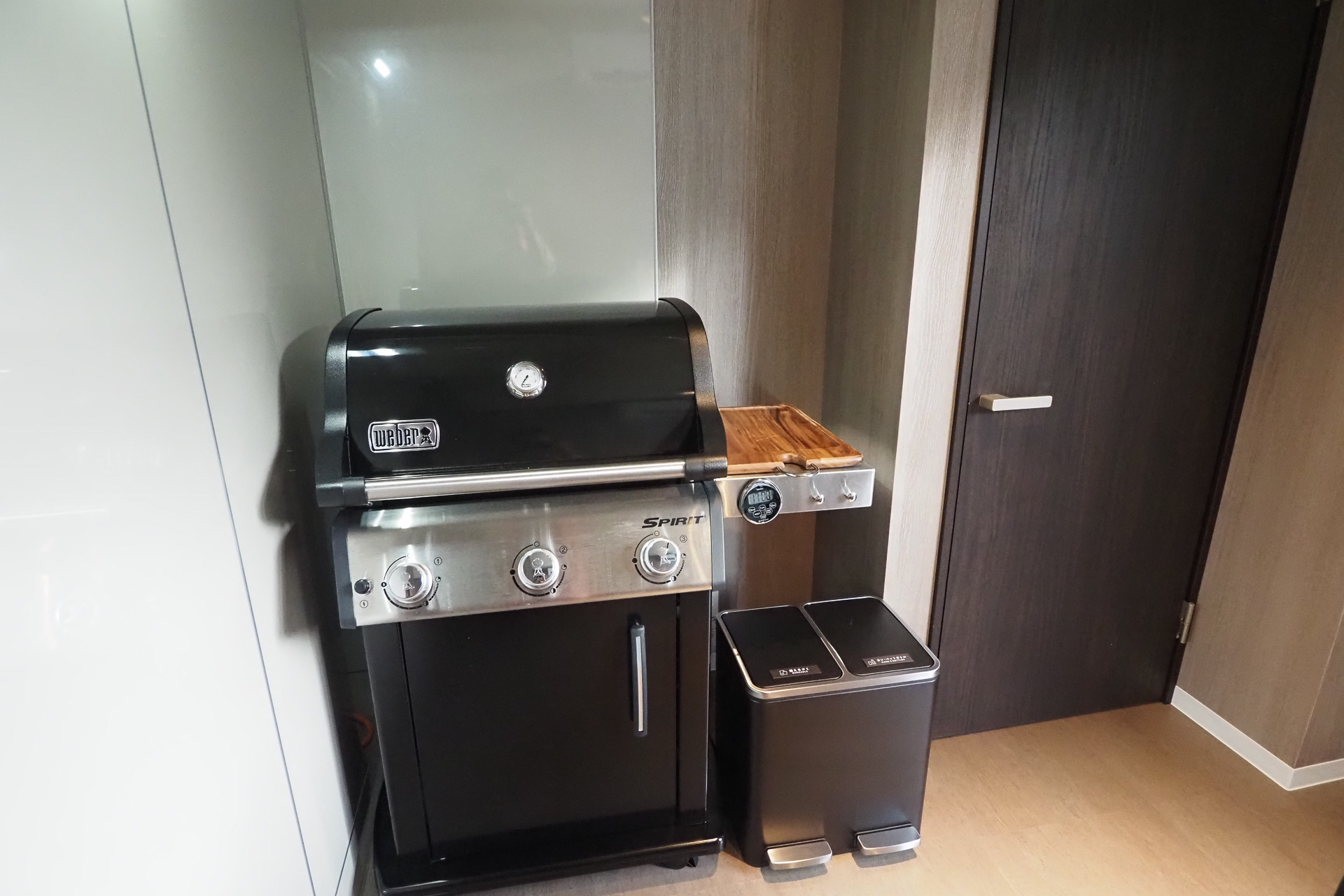 広々としたダイニングスペースには炊飯器やコンロ、BBQグリルが揃う