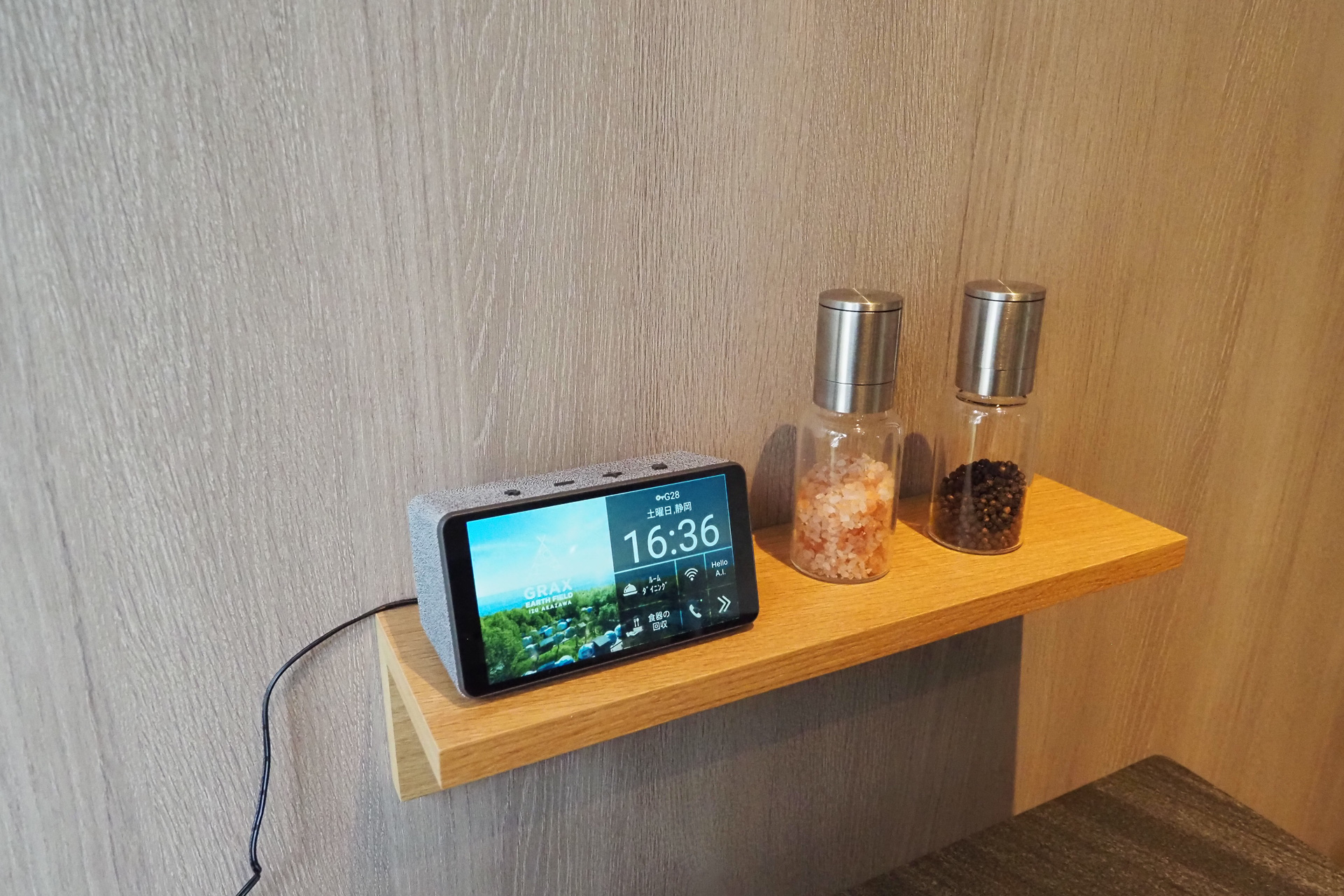 テーブルの上にはAIコンシェルジュ端末。フロントへの電話機能も付いており、こちらでドリンクや食事の追加オーダーも可能