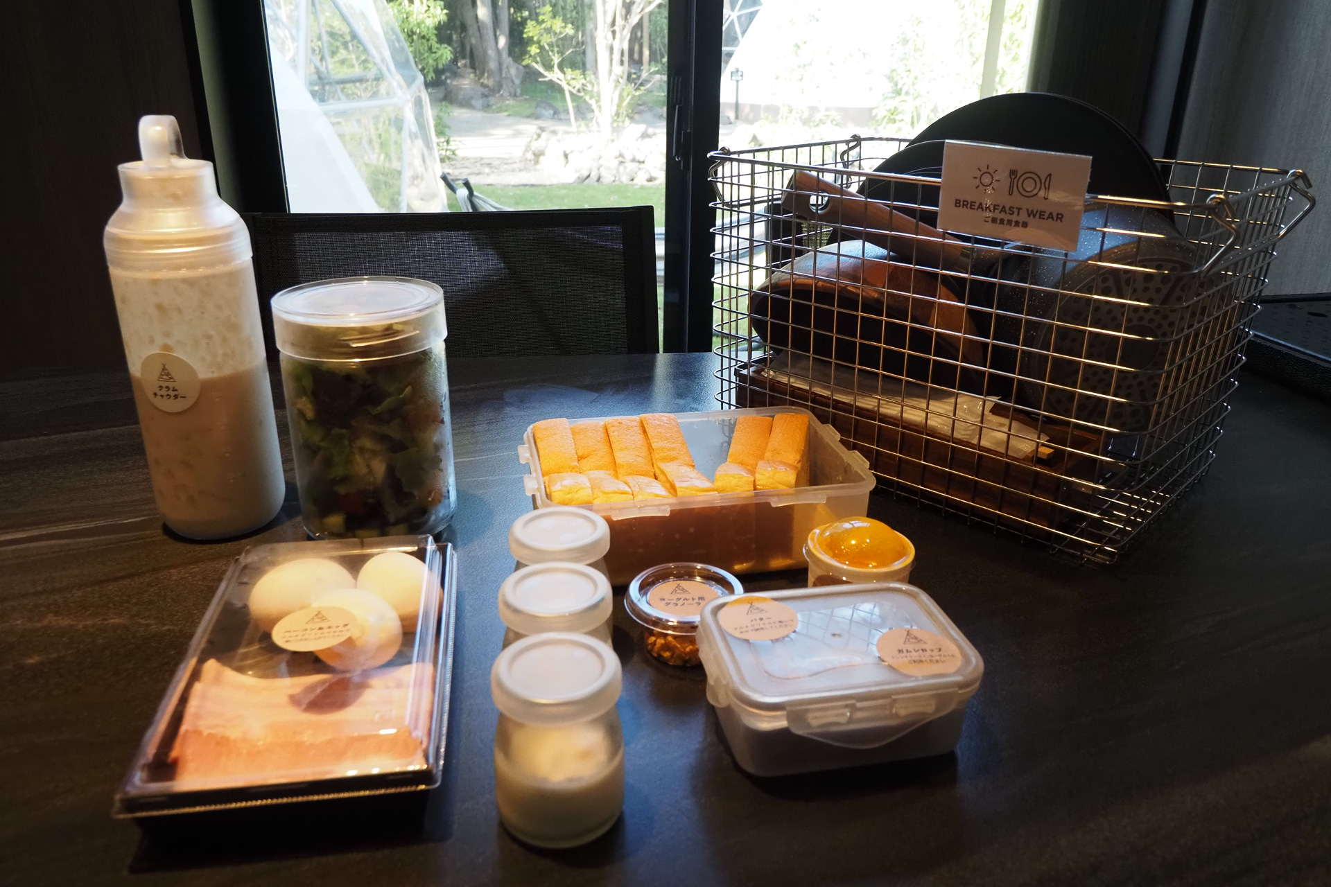 朝食は卵にベーコン、サラダにフレンチトースト、クラムチャウダーとヨーグルトを用意。フレンチトーストはお代わり自由