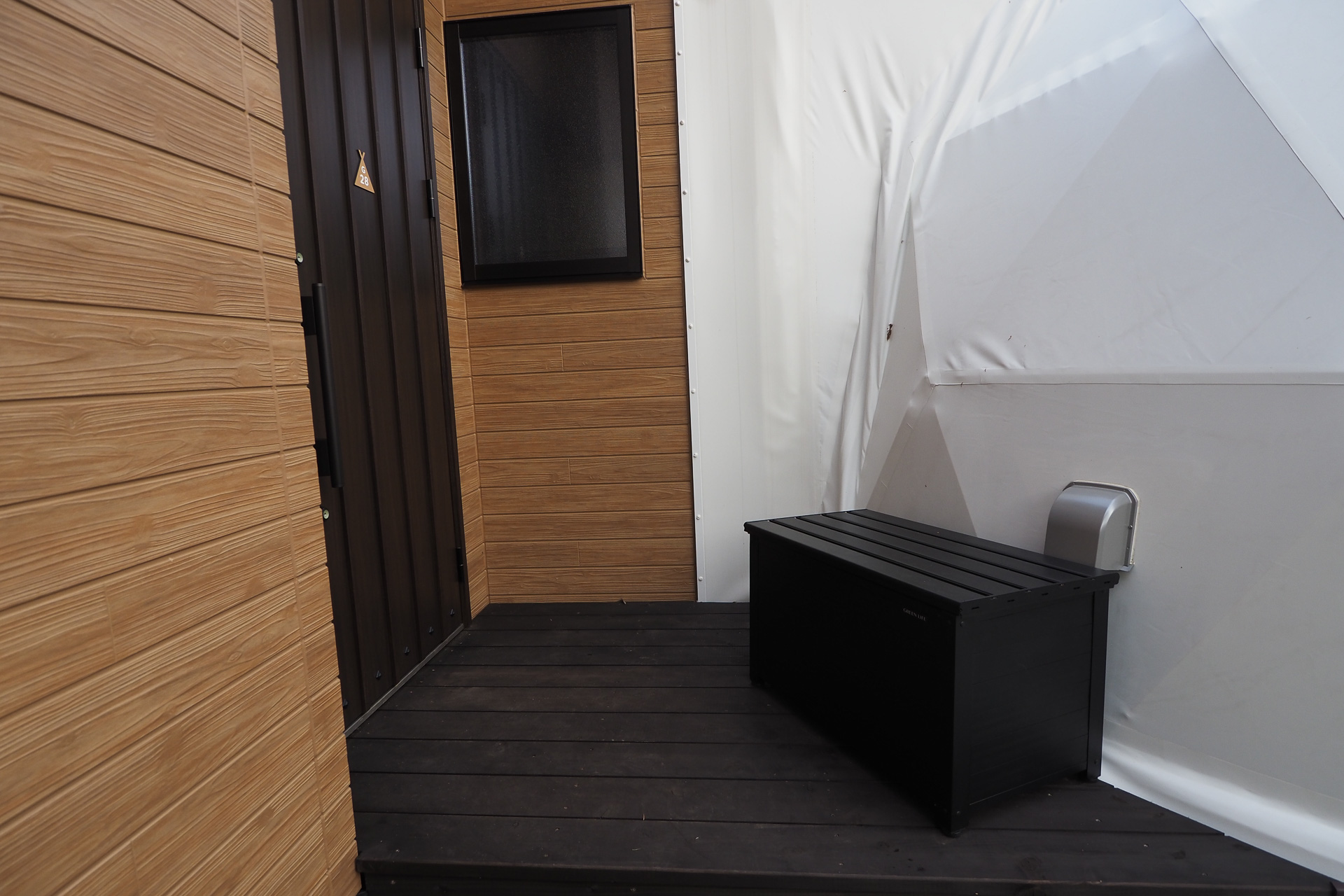 食後は使った食器や調理器具を専用の外の箱に入れるだけ。洗い物は不要