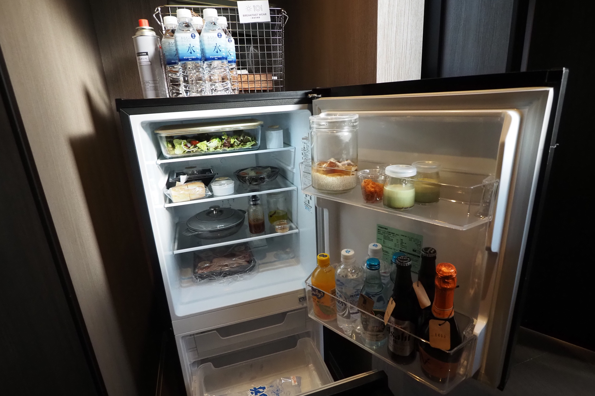 冷蔵庫には夕食がずらり。リゾート内で製造しているという、伊豆の海洋深層水「あなたのからだに近い水」は無料で提供