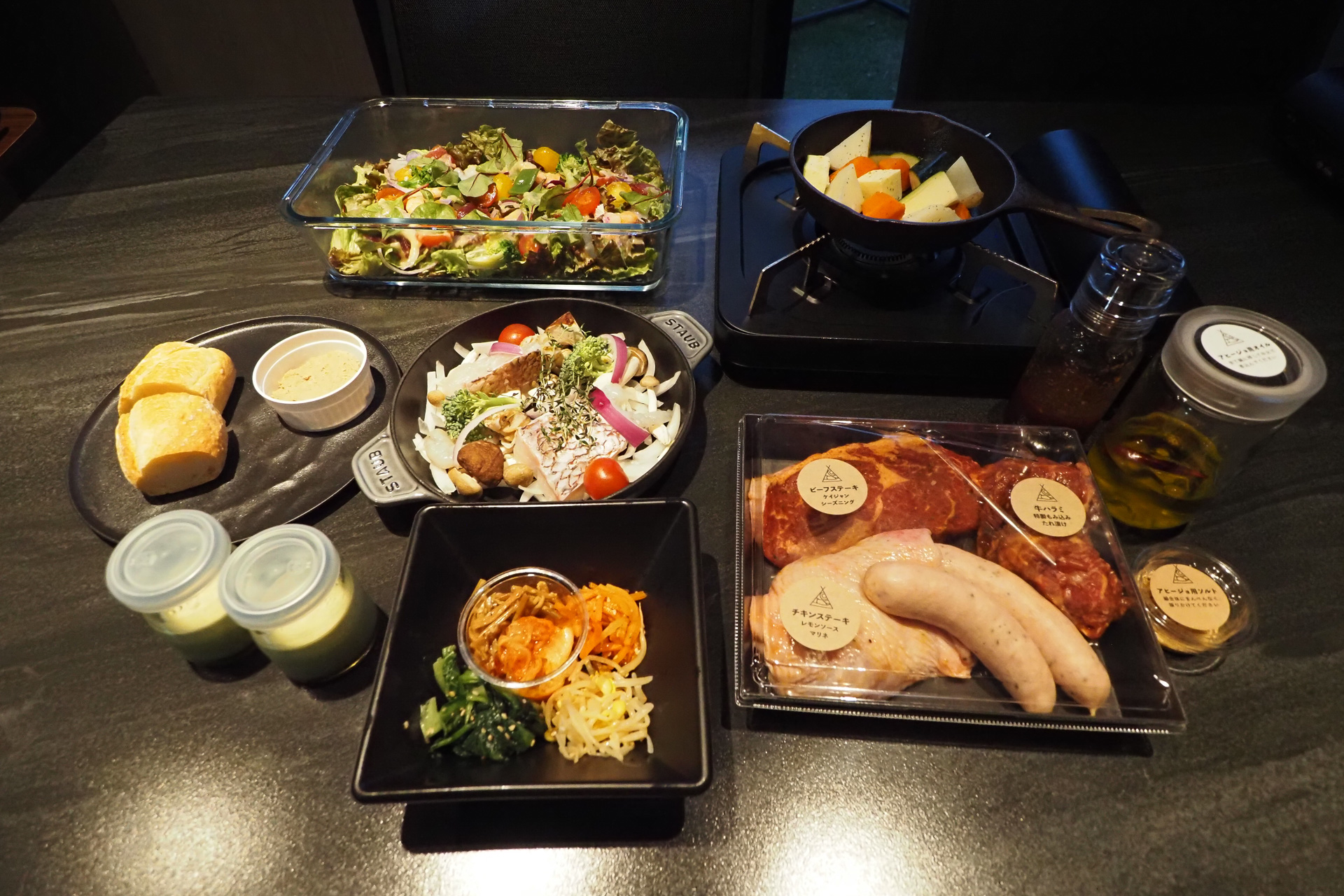 桜海老の風味が美味しい炊き込みご飯に魚介をふんだんに使ったサラダ、近海鮮魚のアヒージョをはじめ伊豆の魚介類を使ったメニューが豊富