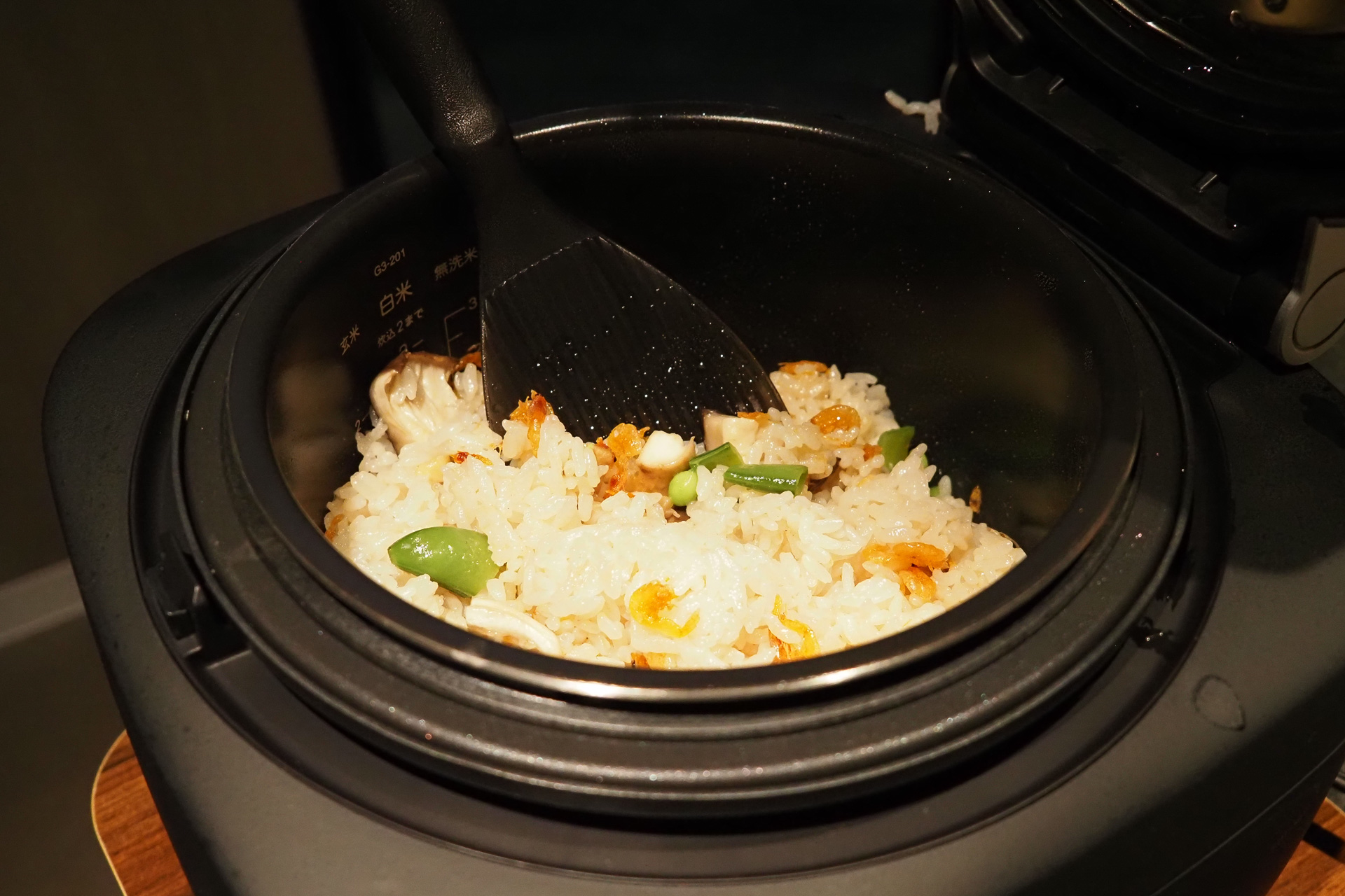 桜海老の風味が美味しい炊き込みご飯に魚介をふんだんに使ったサラダ、近海鮮魚のアヒージョをはじめ伊豆の魚介類を使ったメニューが豊富