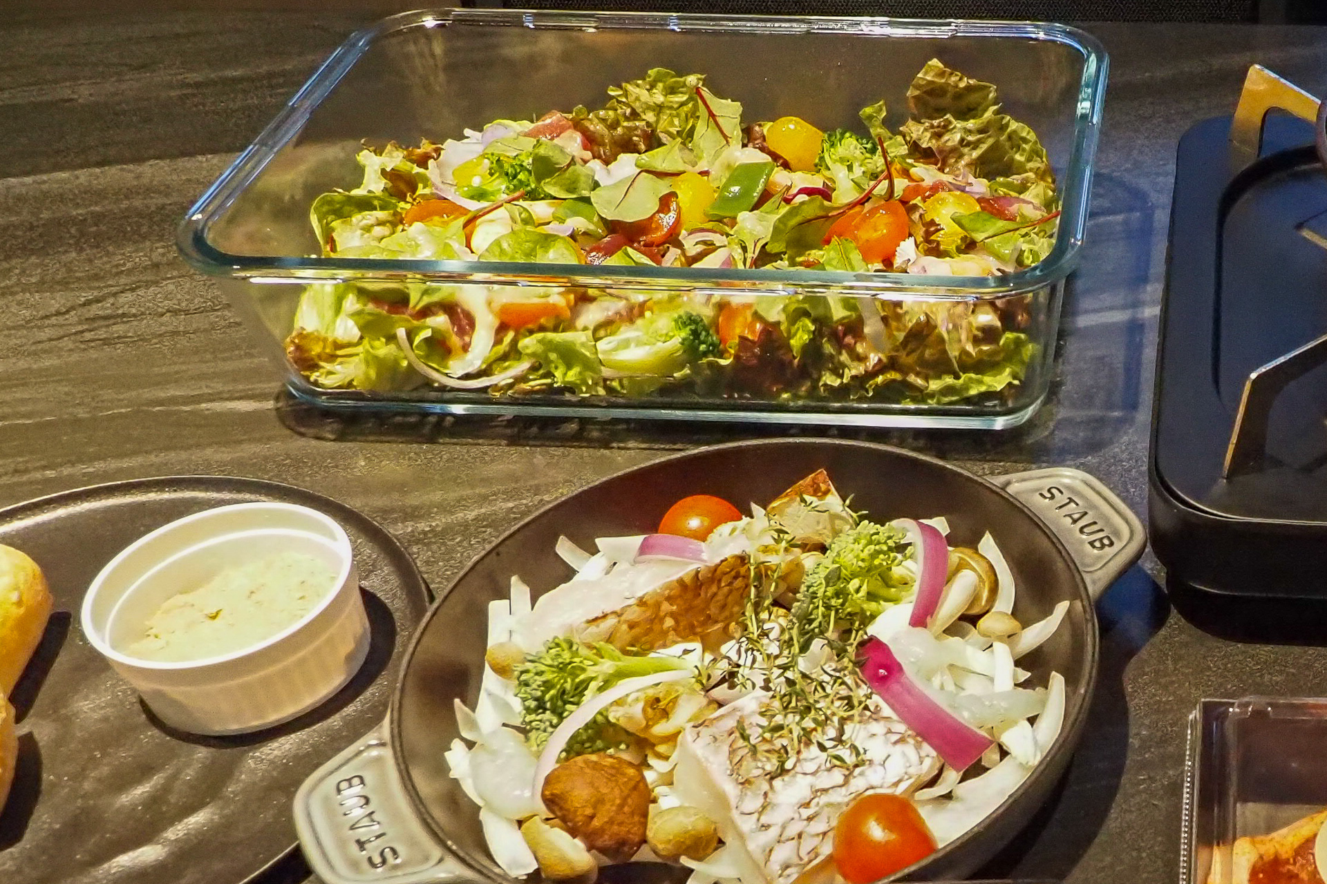 桜海老の風味が美味しい炊き込みご飯に魚介をふんだんに使ったサラダ、近海鮮魚のアヒージョをはじめ伊豆の魚介類を使ったメニューが豊富