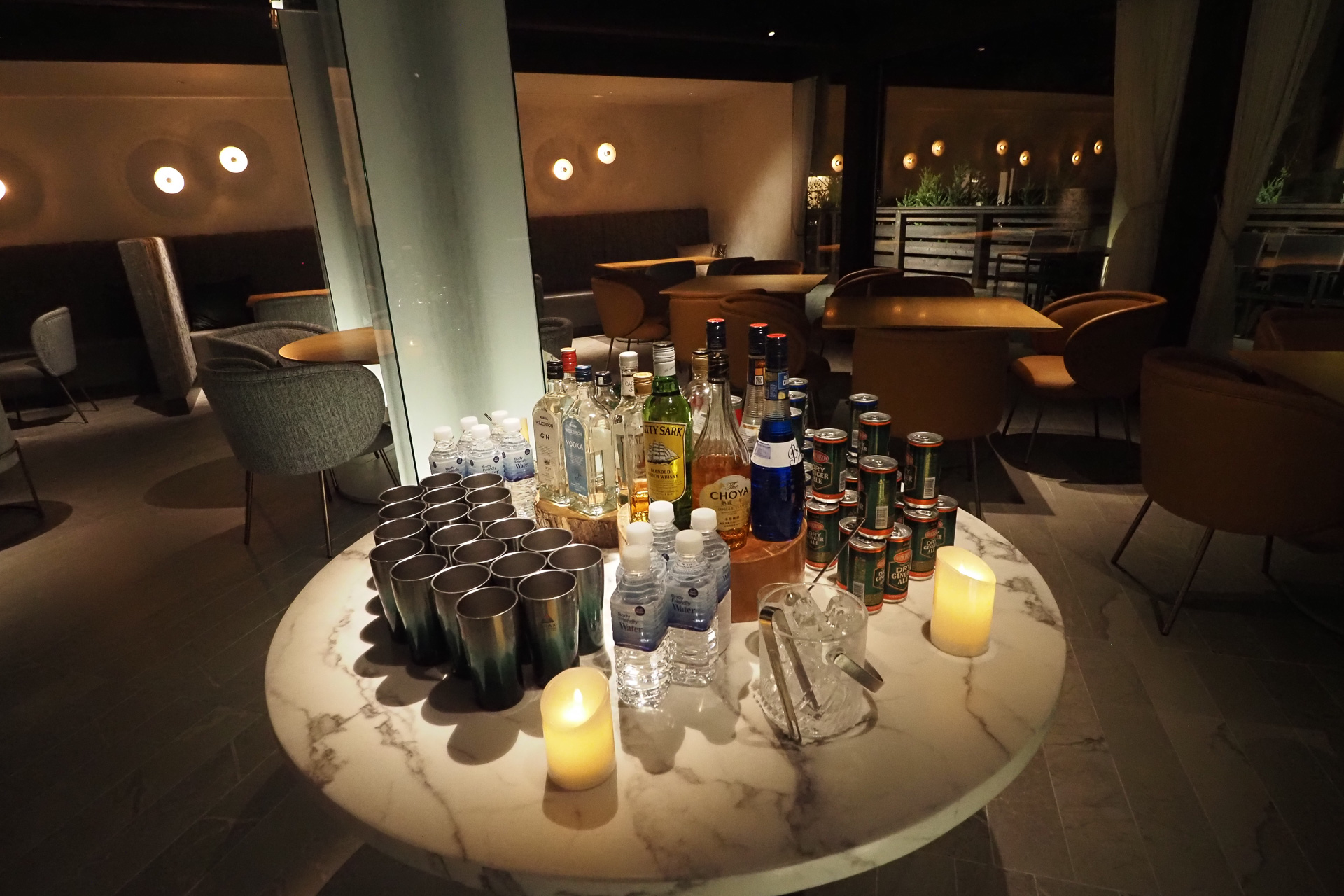 自分でカクテルを作って楽しむスタイル。スモアなどの有料メニューも