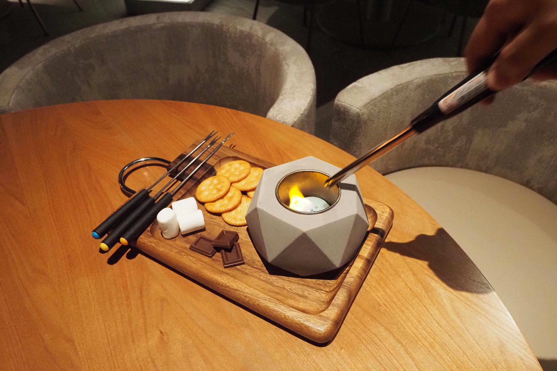 自分でカクテルを作って楽しむスタイル。スモアなどの有料メニューも