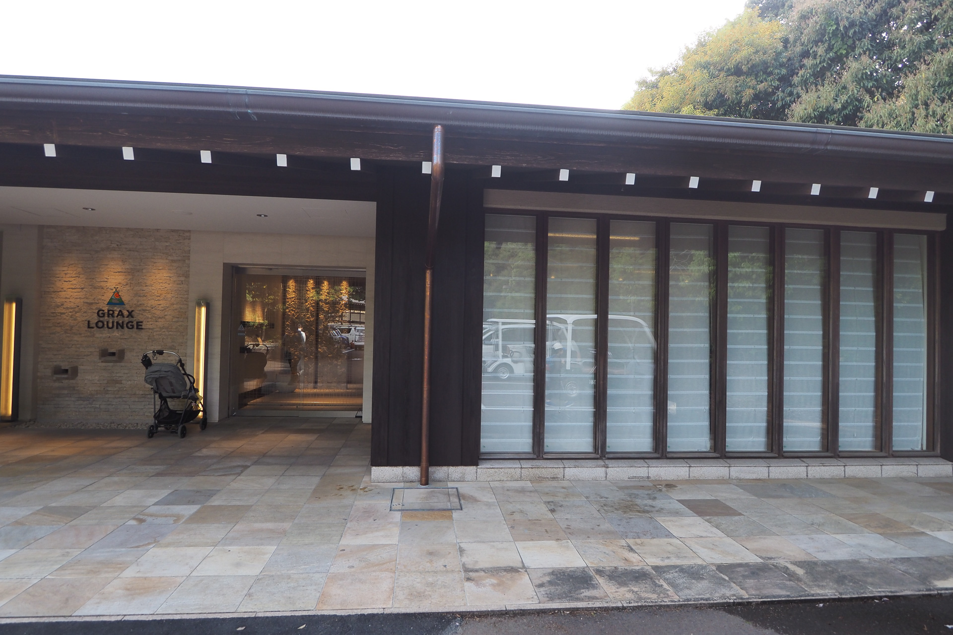 ハンモックのあるくつろぎエリア。約2300冊の漫画も用意