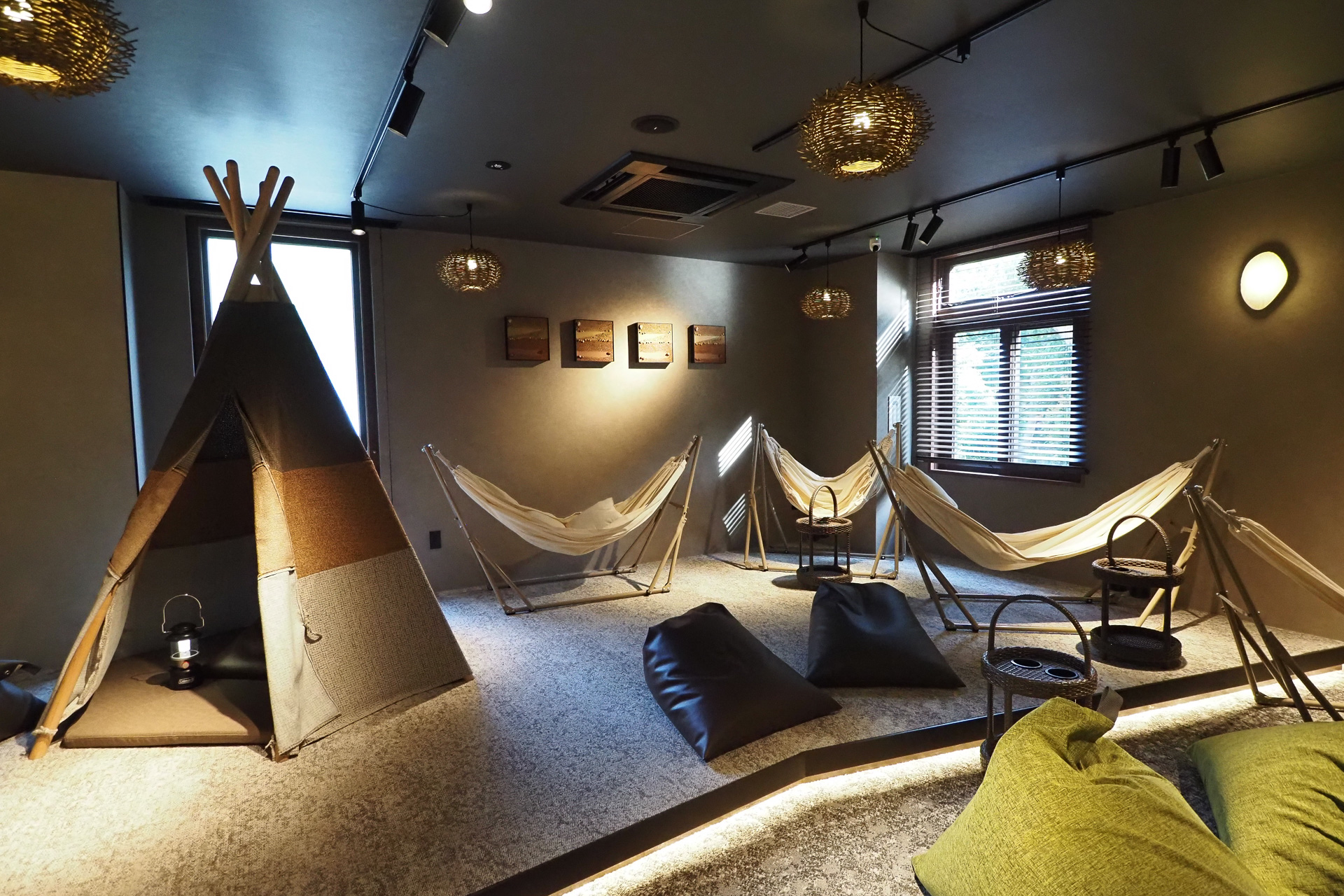 ハンモックのあるくつろぎエリア。約2300冊の漫画も用意