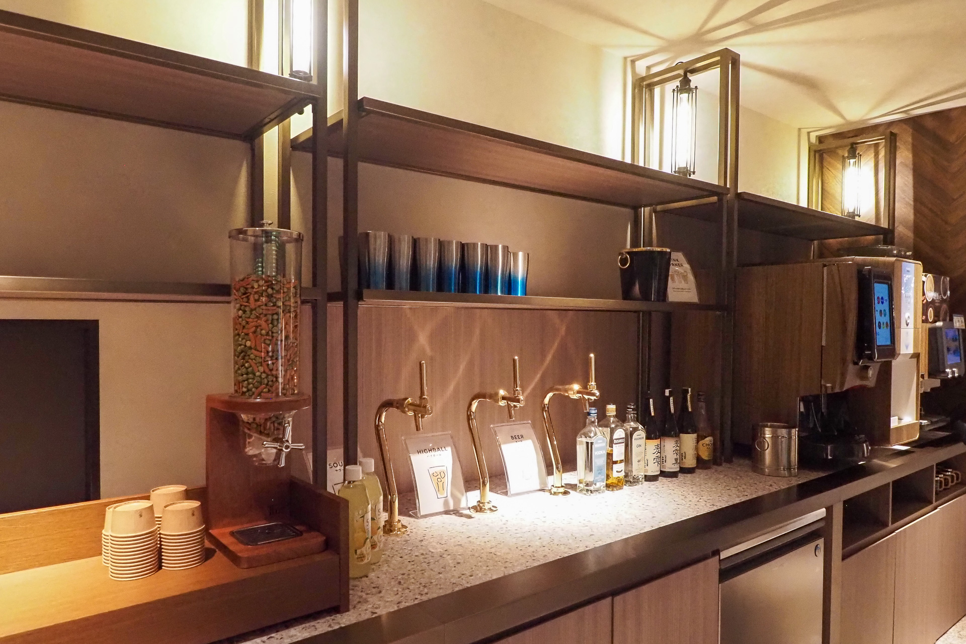 アルコールやおつまみ、ソフトドリンク、コーヒーなどが無料で楽しめる