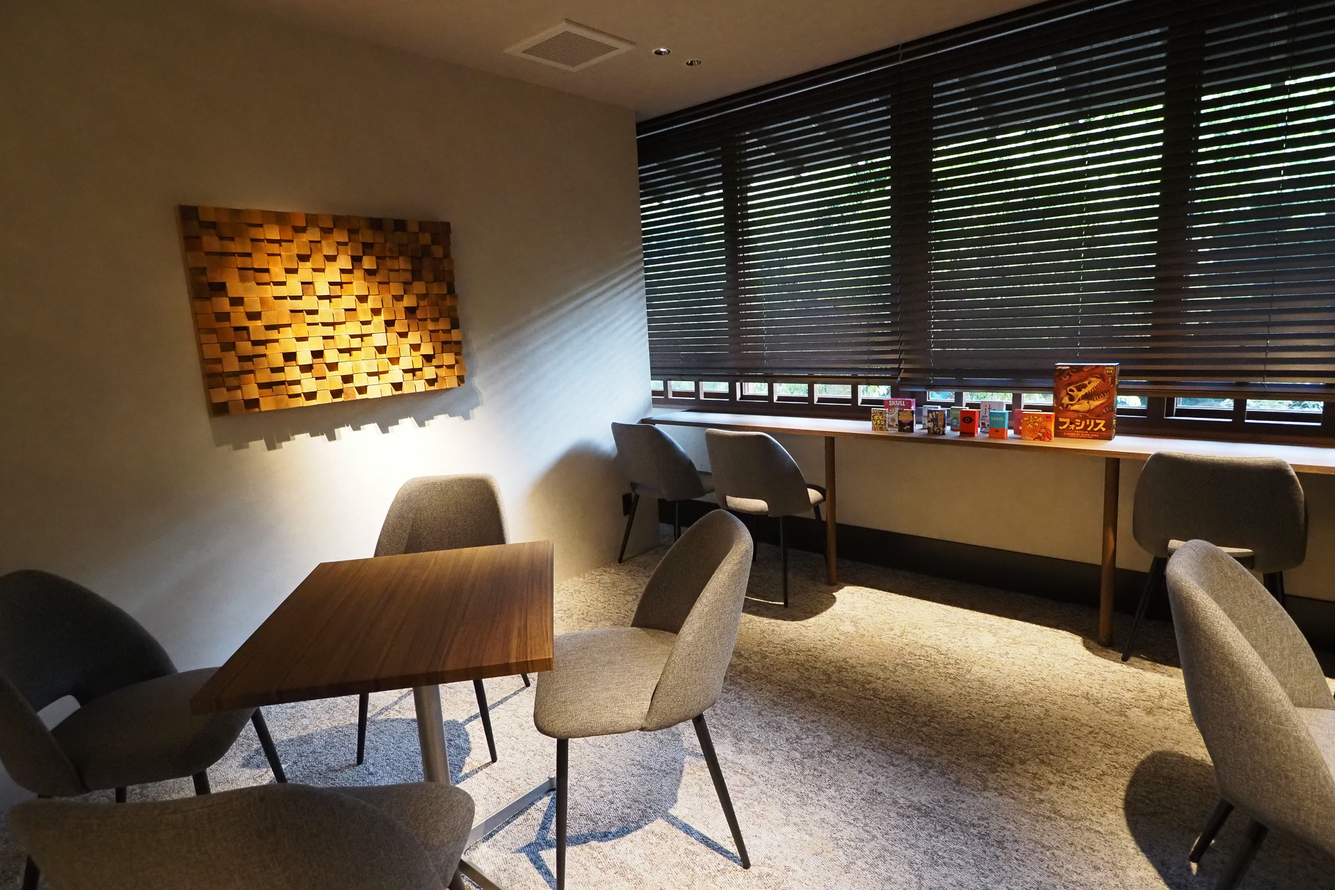 アルコールやおつまみ、ソフトドリンク、コーヒーなどが無料で楽しめる