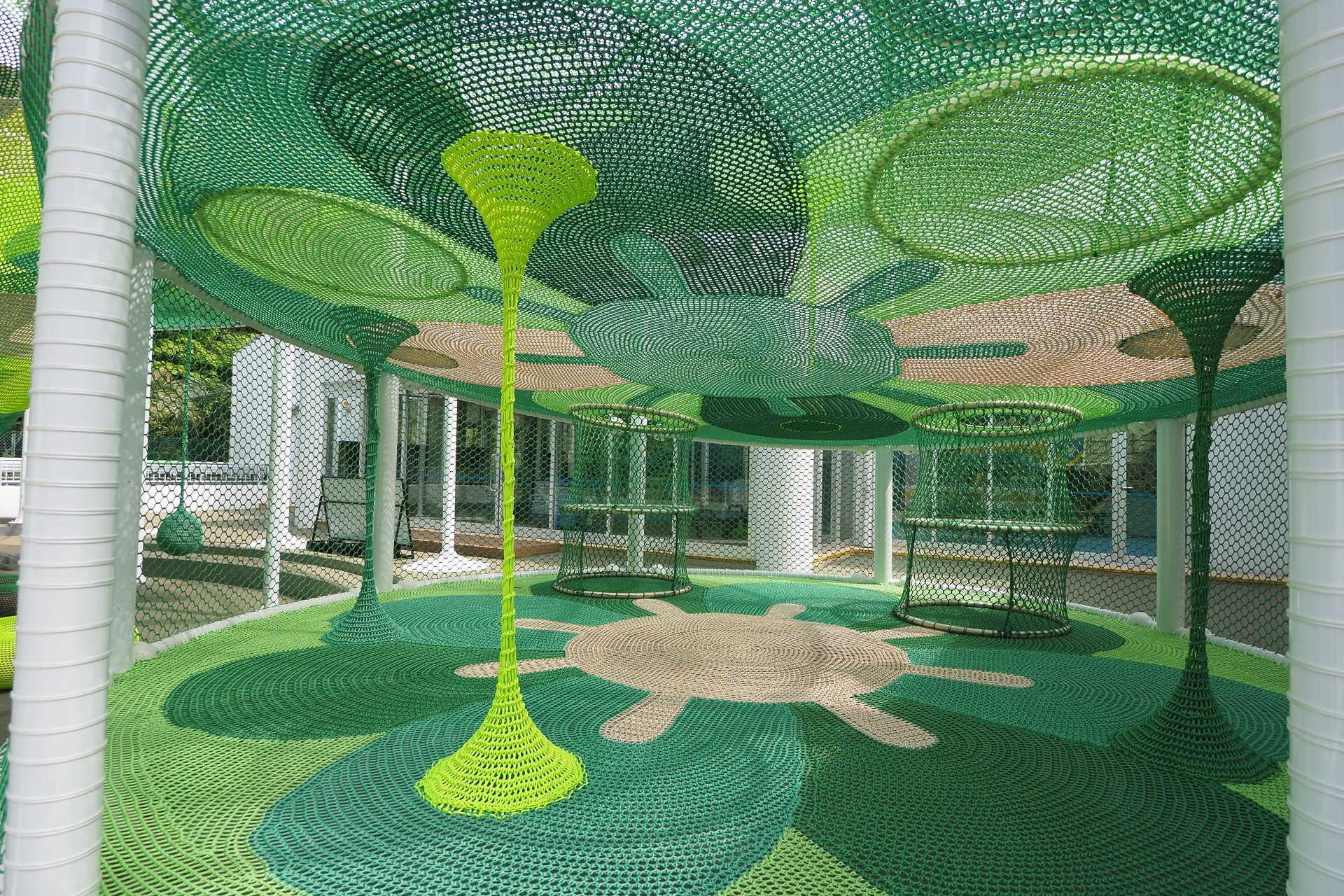 上には簡単なアスレチックコース。中央はすり鉢状になっており、下に降りる入り口が数か所ある