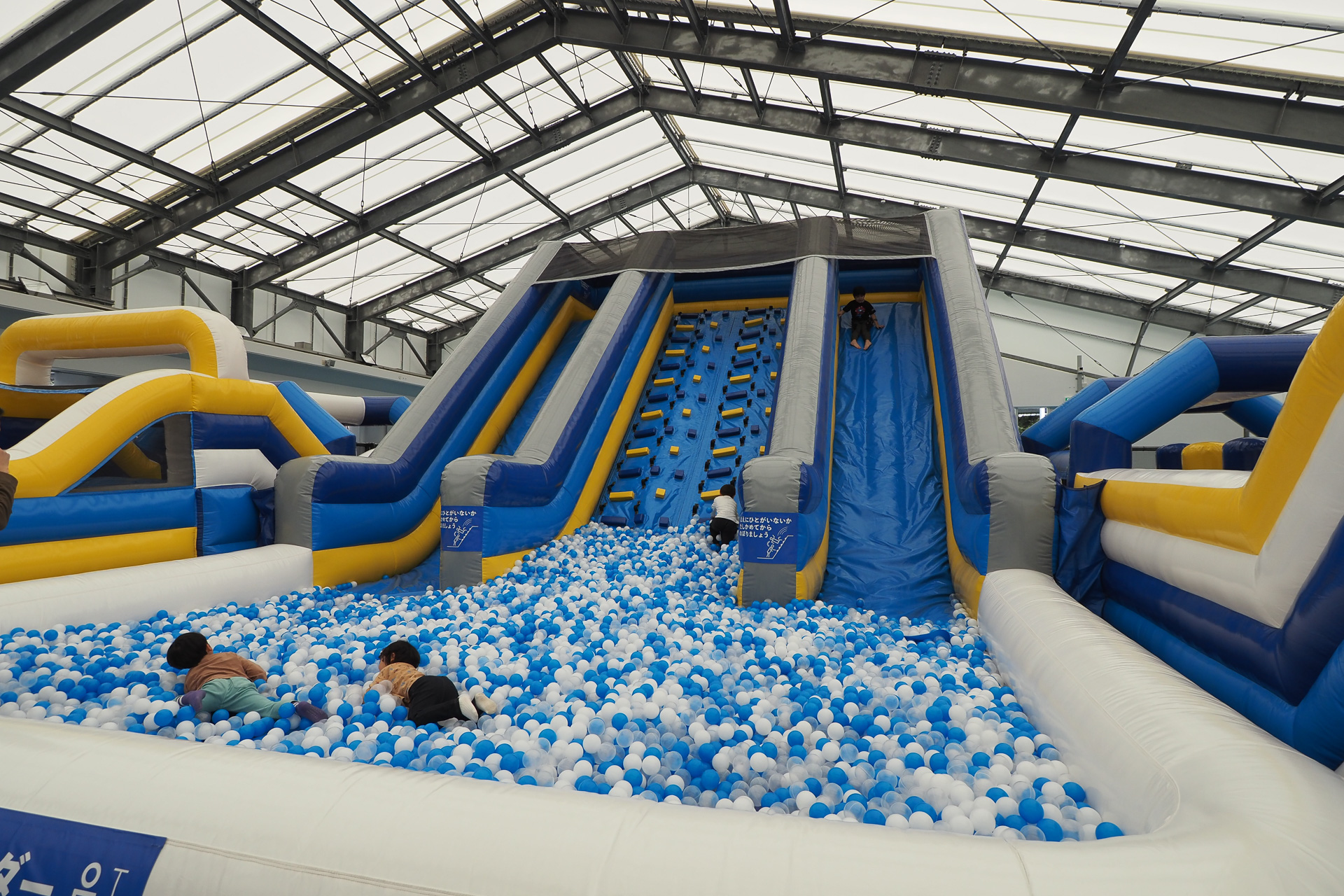 巨大なチューブスライダーは身長120cm以上から