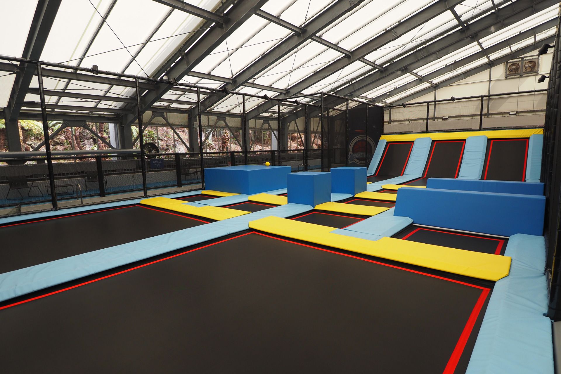 トランポリンパークにはバスケットボールコーナーも
