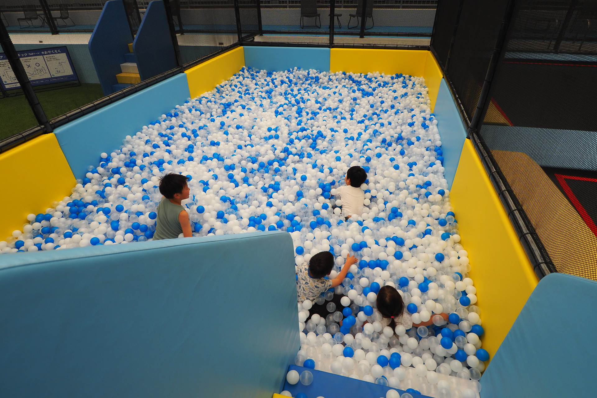 3歳以上から遊べるボールプール。深さもしっかりある