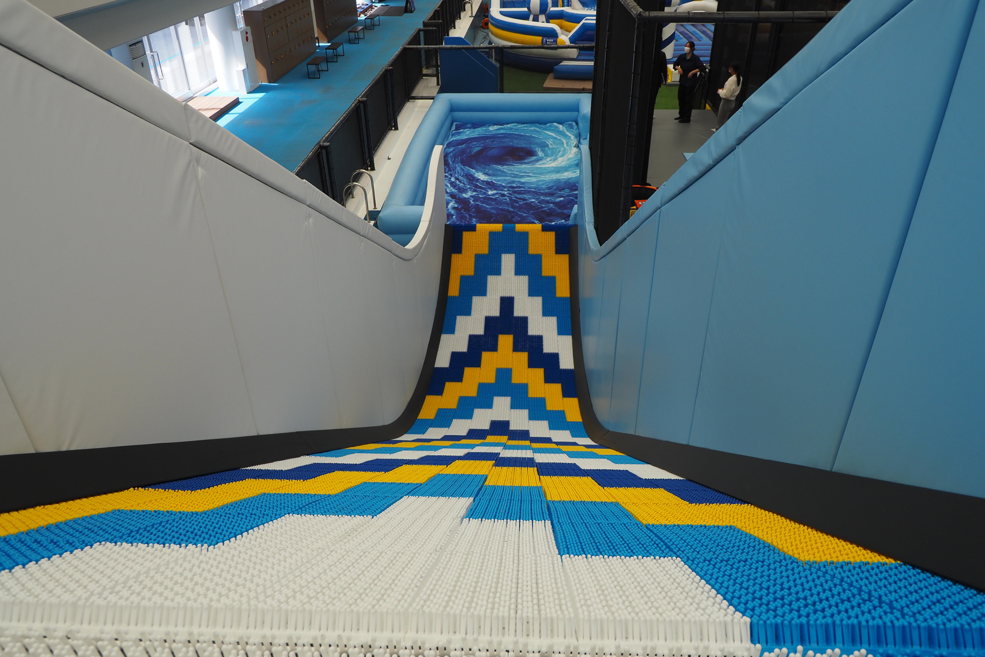 高さ5m、最大傾斜約40度のスライダーは迫力満点。体がふわっと浮き上がる。