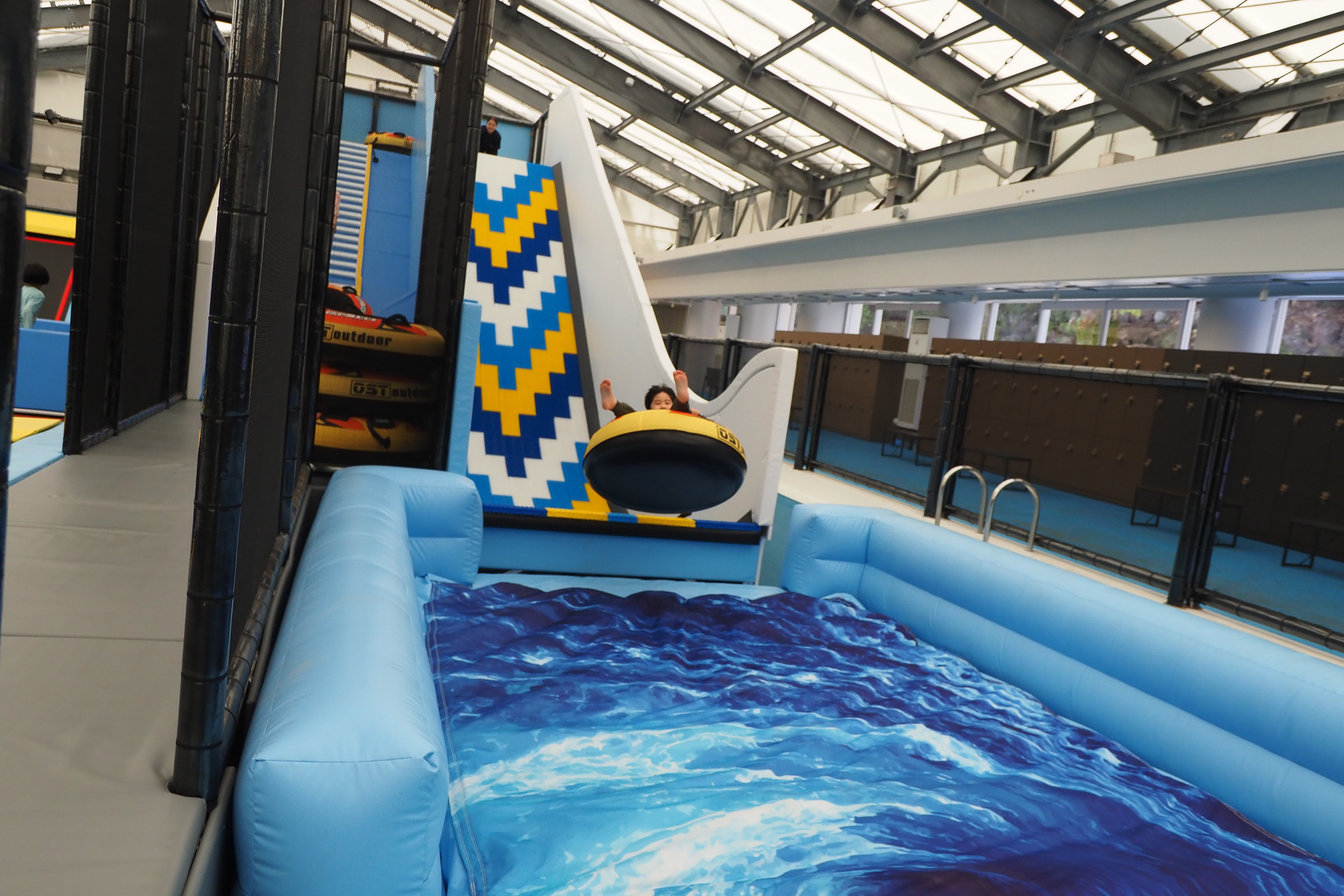 高さ5m、最大傾斜約40度のスライダーは迫力満点。体がふわっと浮き上がる。