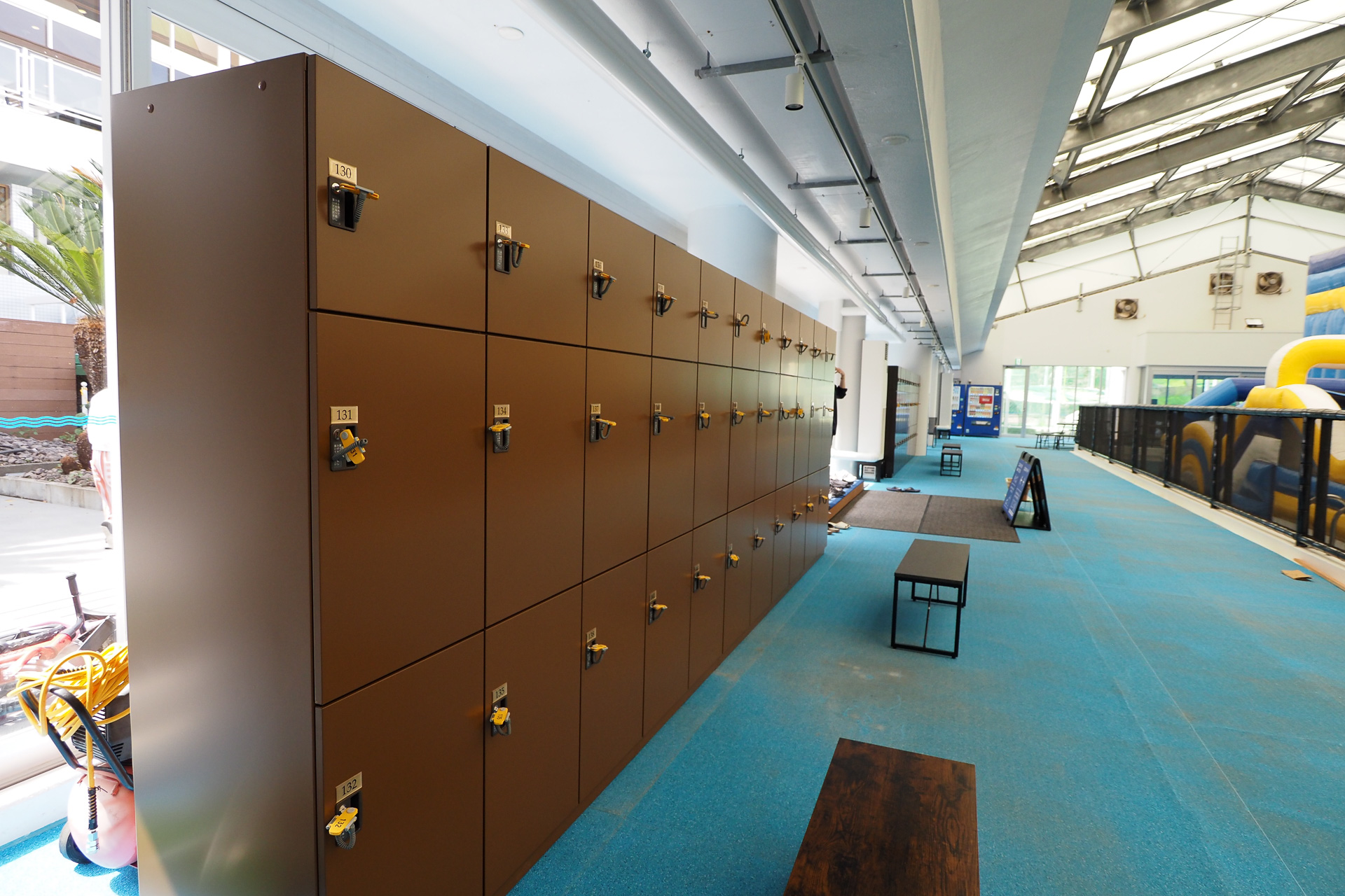 たっぷりとした大きさのロッカー。のどが渇いたとき用の自販機も完備