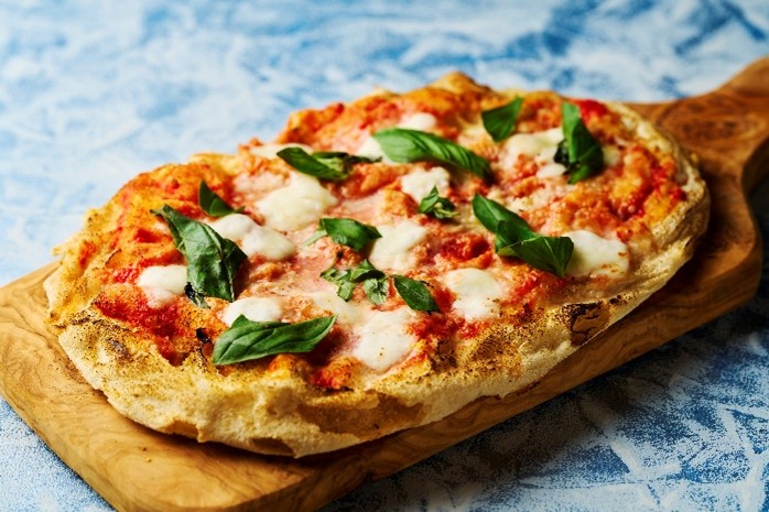 「マルゲリータピンサ こだわりミルクのフレッシュモッツァレラ」（2300円）