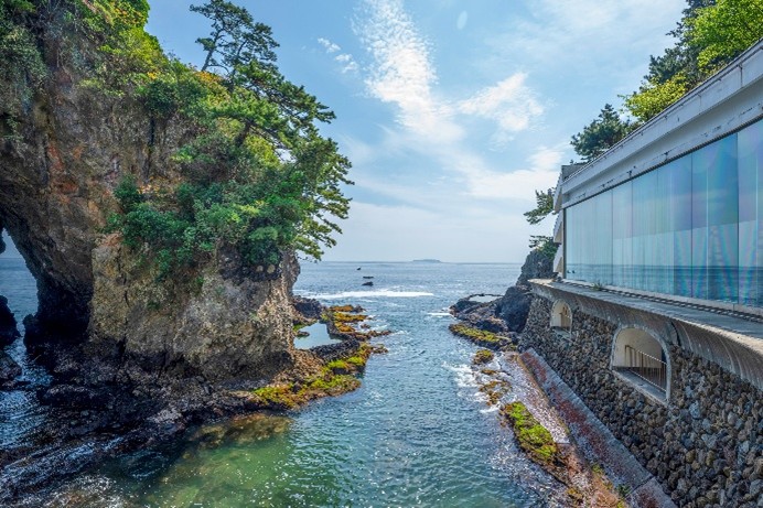 奇岩が目の前にそびえ、波音や潮風をダイレクトに感じられるロケーションにテラスエリアを新設