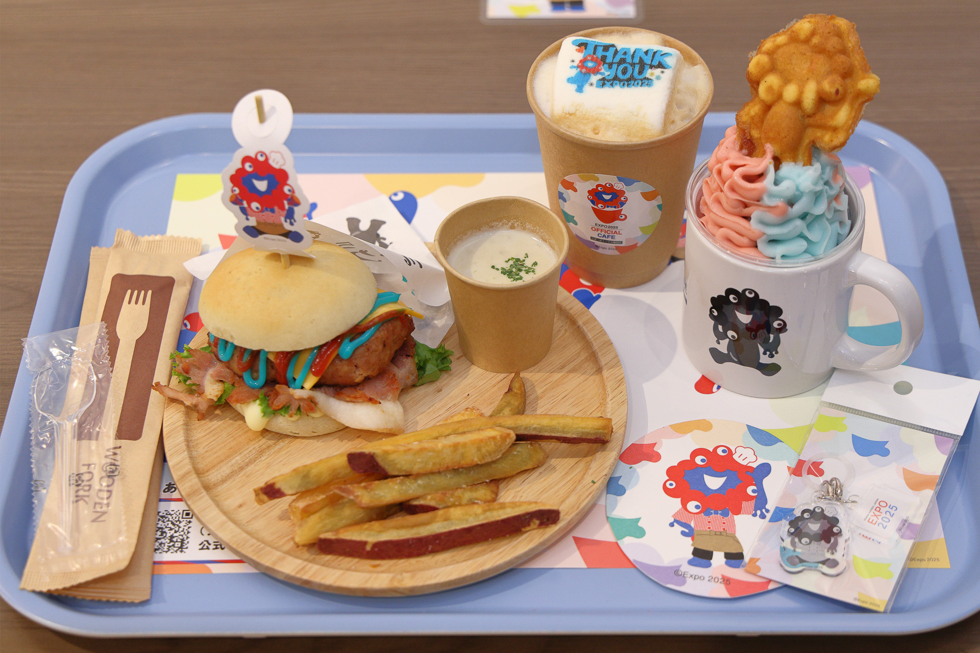 イートイン プレートA「らぽっぽ特製 ミャクミャクおいもバーガープレート」