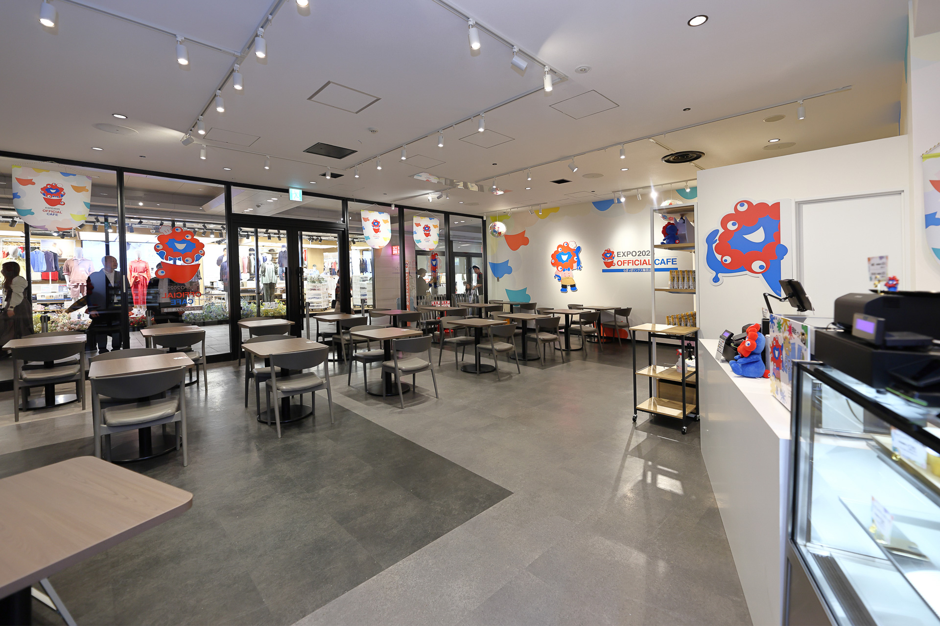 イートインは完全予約制で34席。壁や窓にミャクミャクがいっぱい