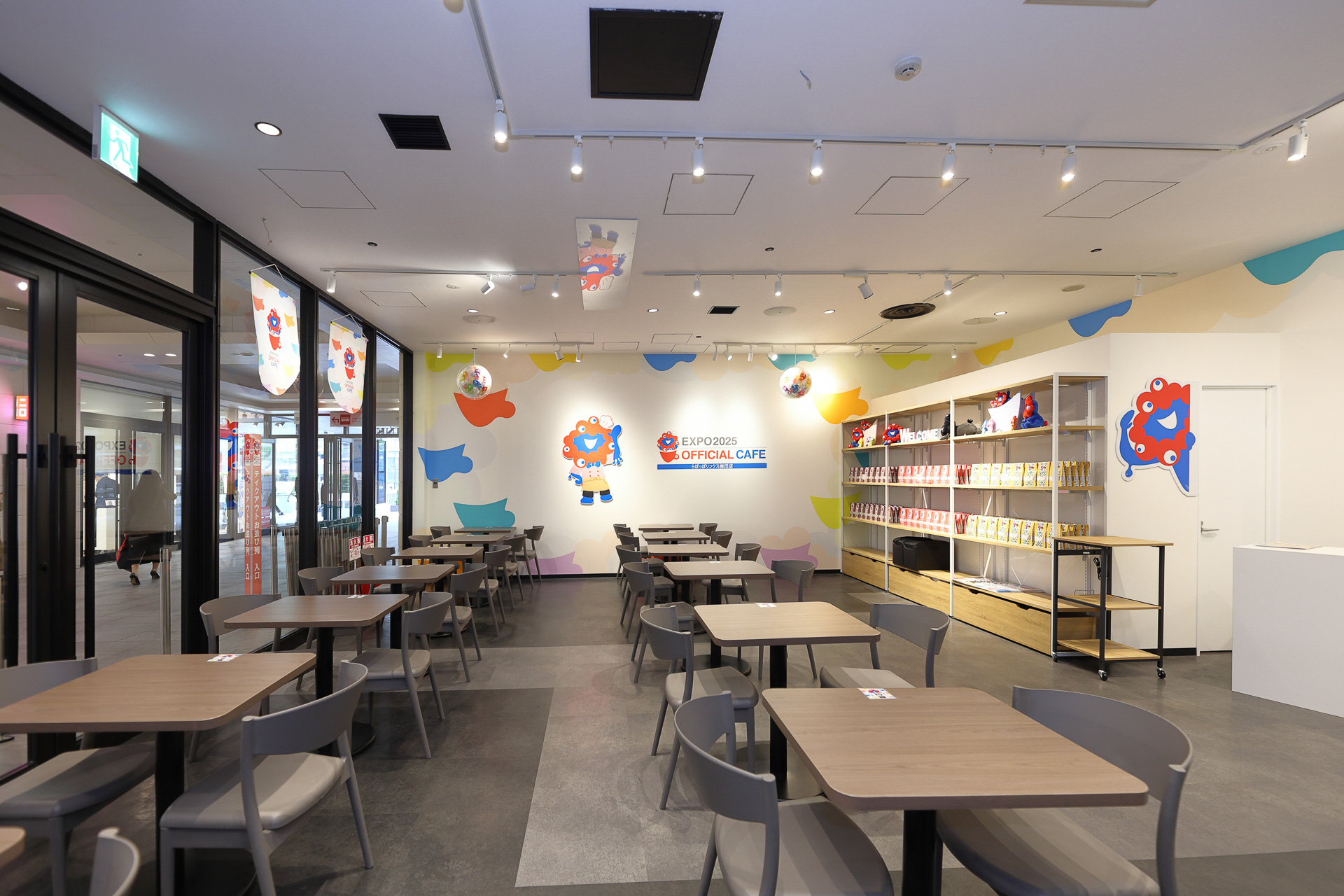 イートインは完全予約制で34席。壁や窓にミャクミャクがいっぱい