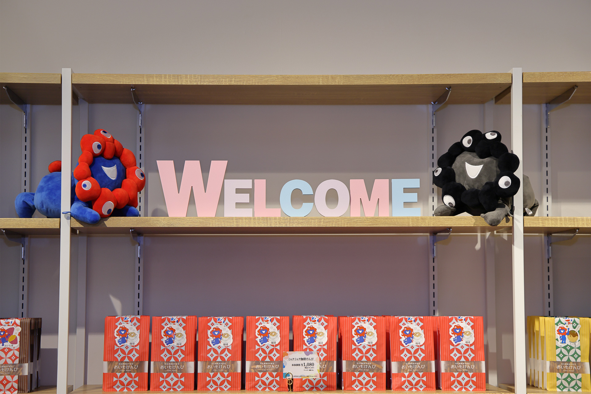 商品棚にはミャクミャクたちがたくさん。オープン後に入店した客らもこぞって写真を撮っていた
