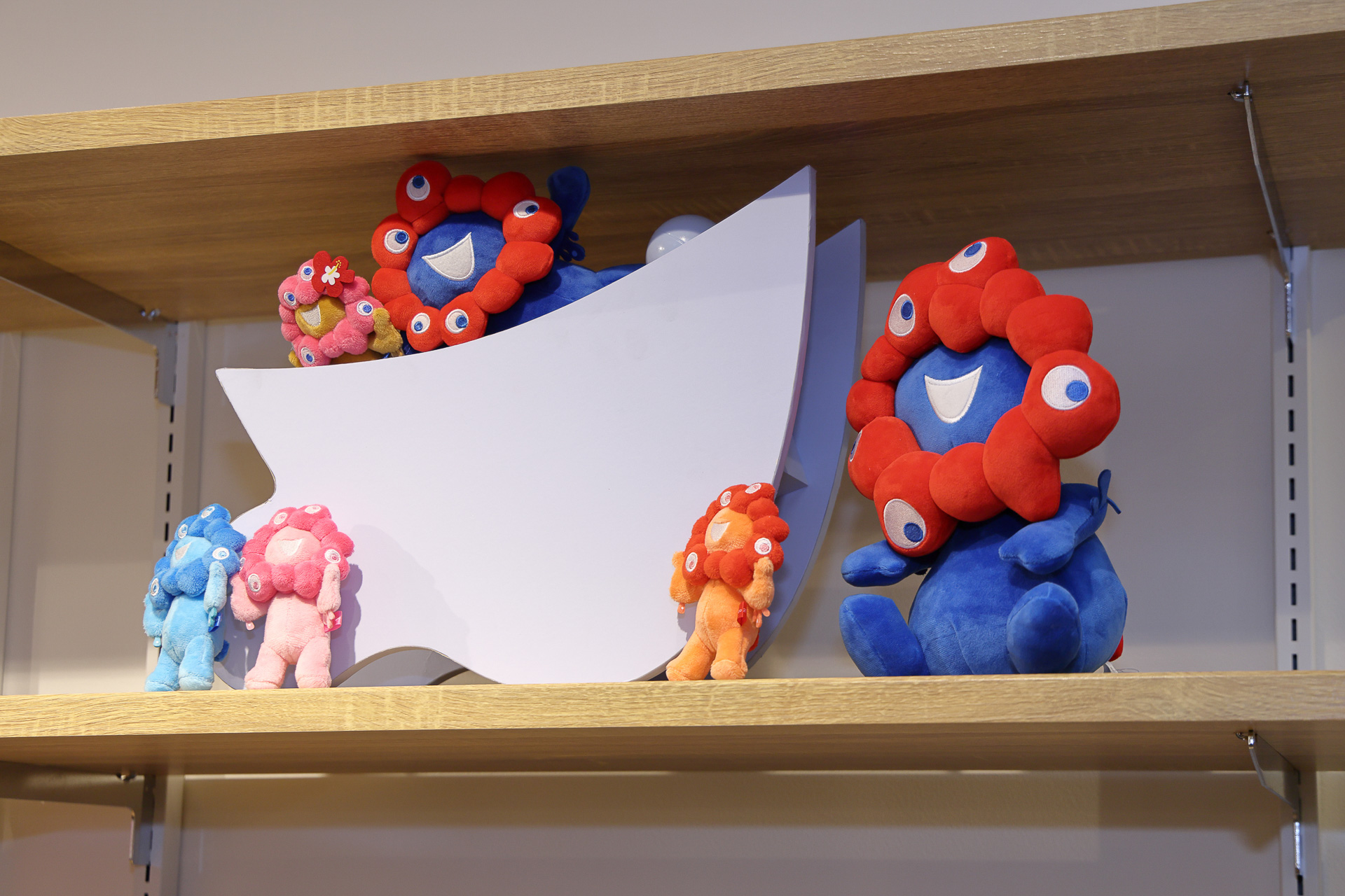 商品棚にはミャクミャクたちがたくさん。オープン後に入店した客らもこぞって写真を撮っていた